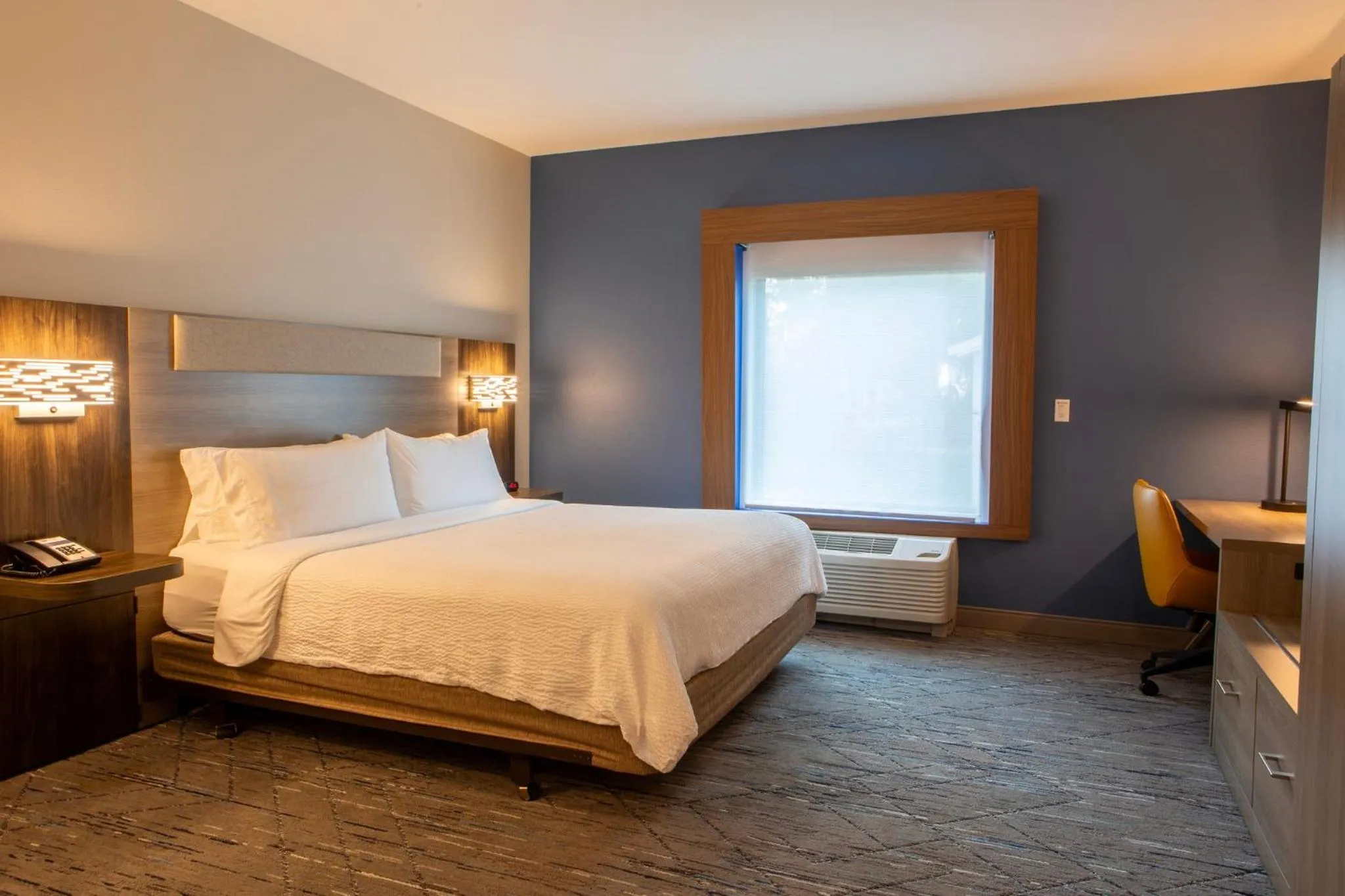 Photo of the whole room, Bed in Holiday Inn Express & Suites Sioux City-South by IHG