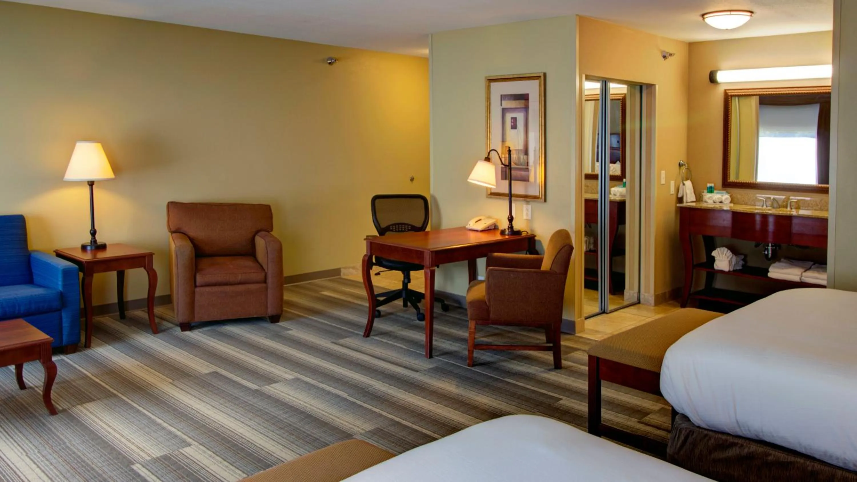 Photo of the whole room, Bed in Holiday Inn Express & Suites Sioux City-South by IHG