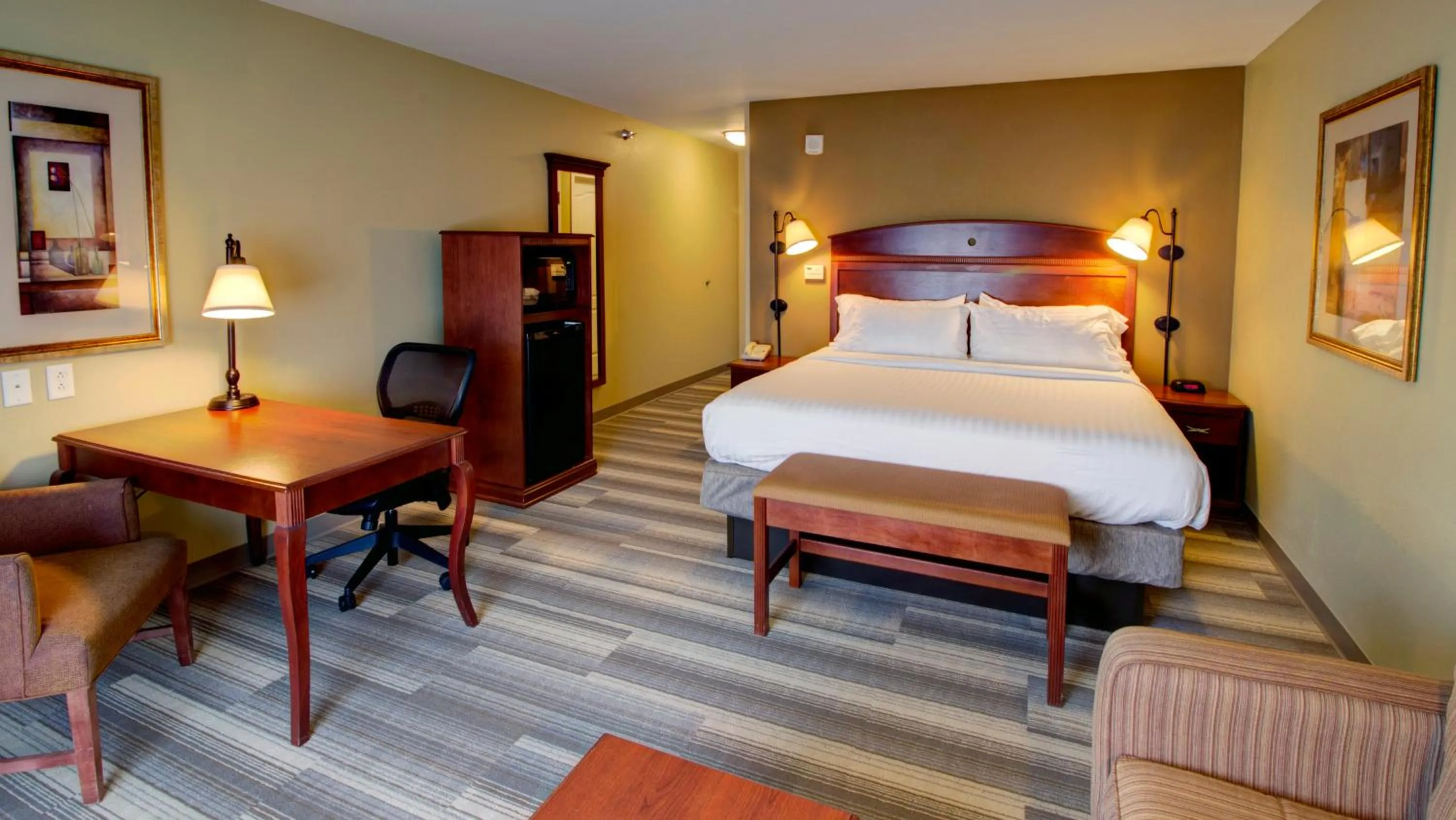 Photo of the whole room, Bed in Holiday Inn Express & Suites Sioux City-South by IHG