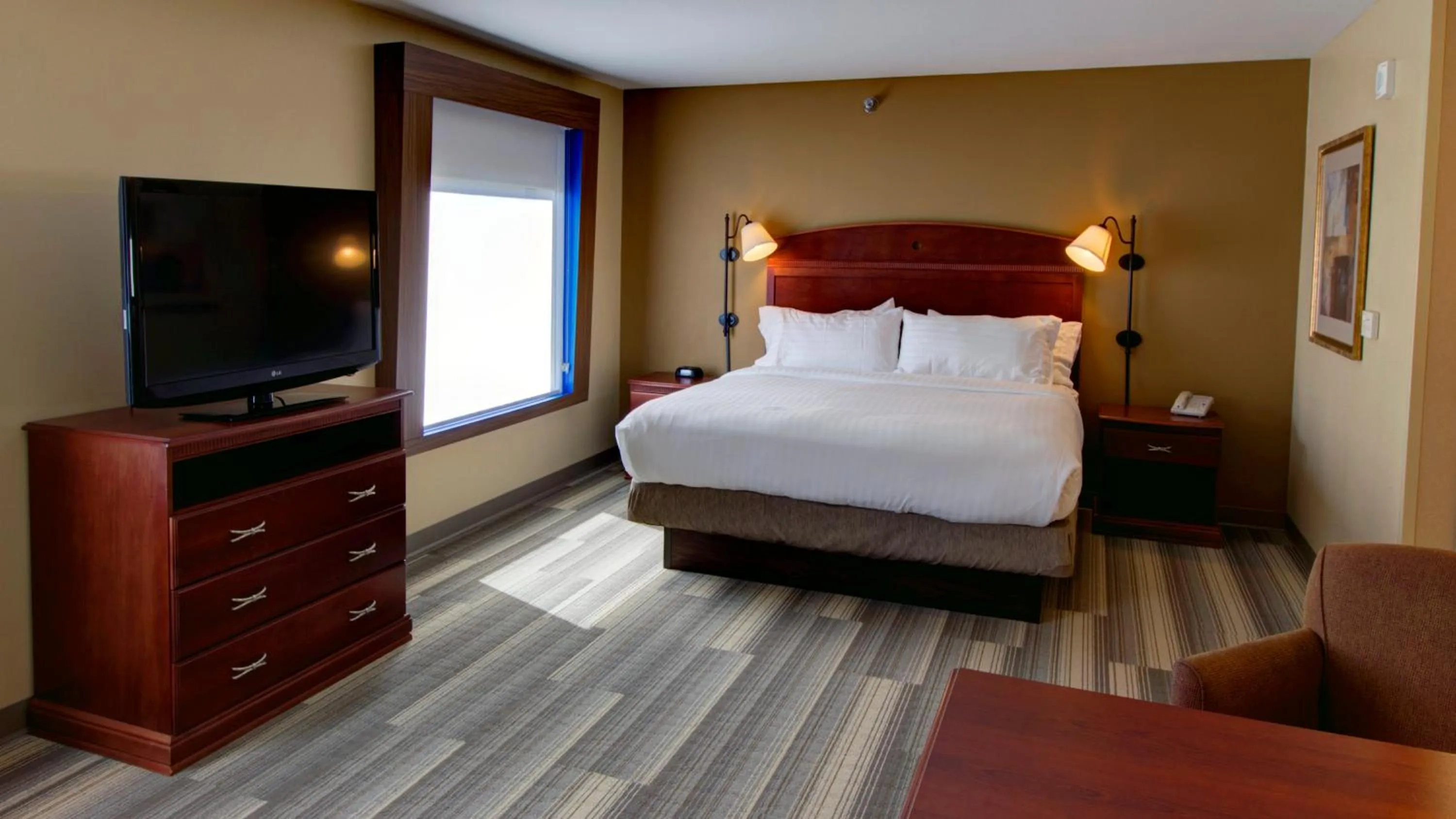 Photo of the whole room, Bed in Holiday Inn Express & Suites Sioux City-South by IHG