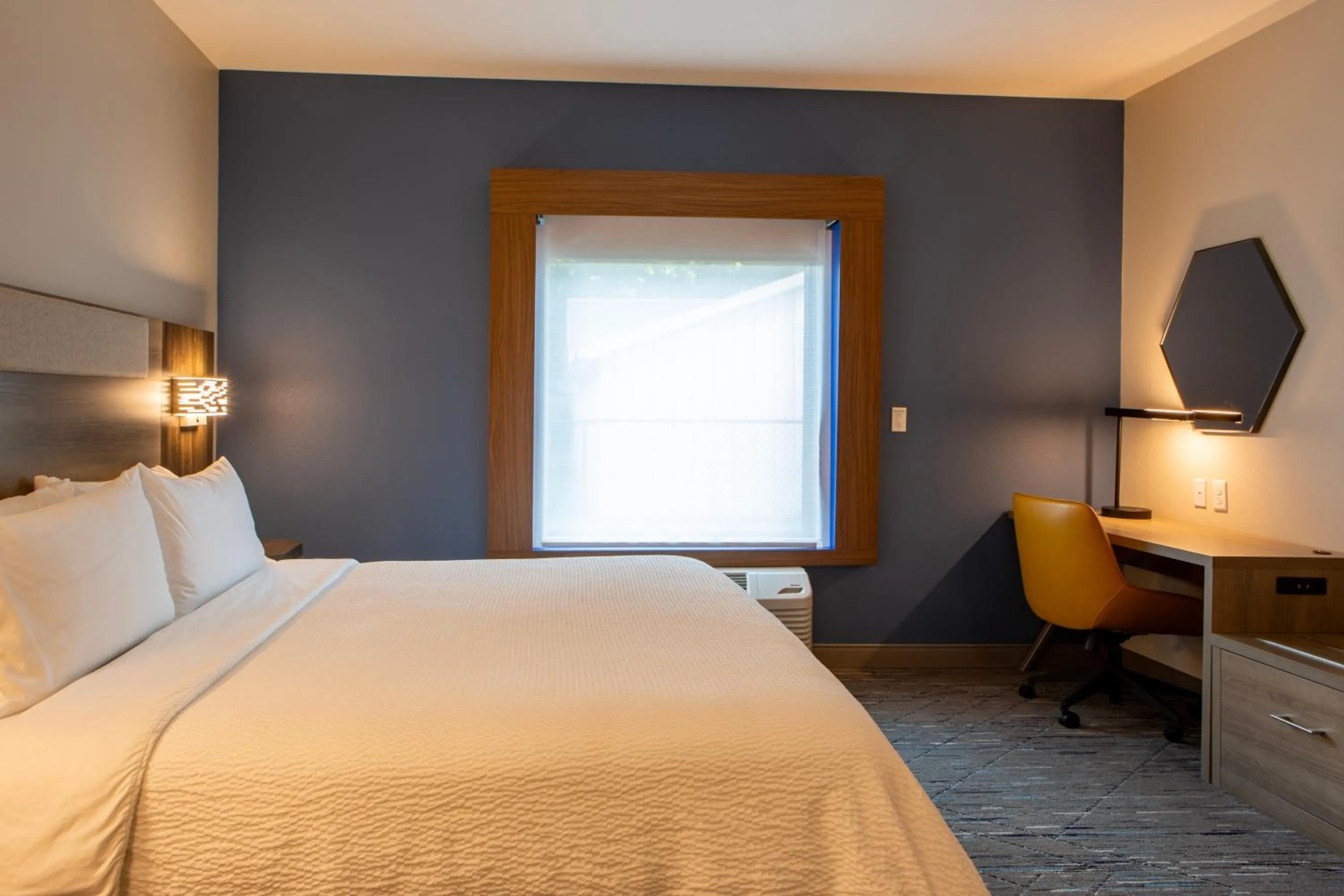 Bed in Holiday Inn Express & Suites Sioux City-South by IHG