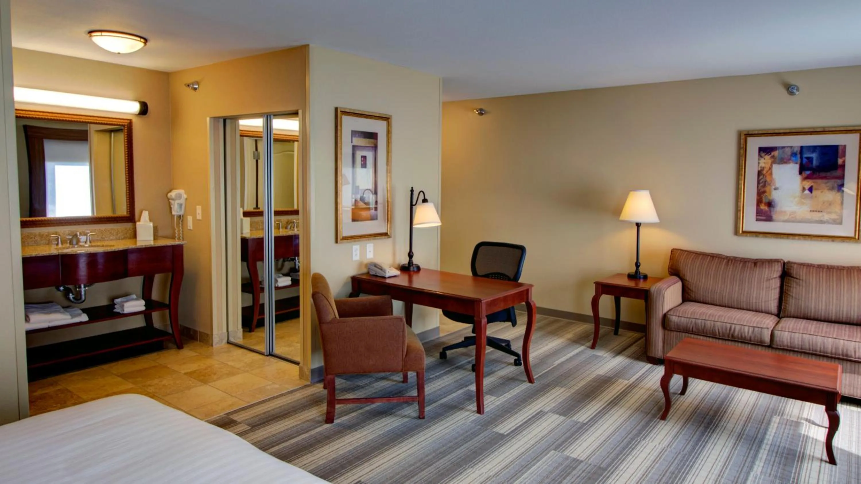 Photo of the whole room, Bed in Holiday Inn Express & Suites Sioux City-South by IHG