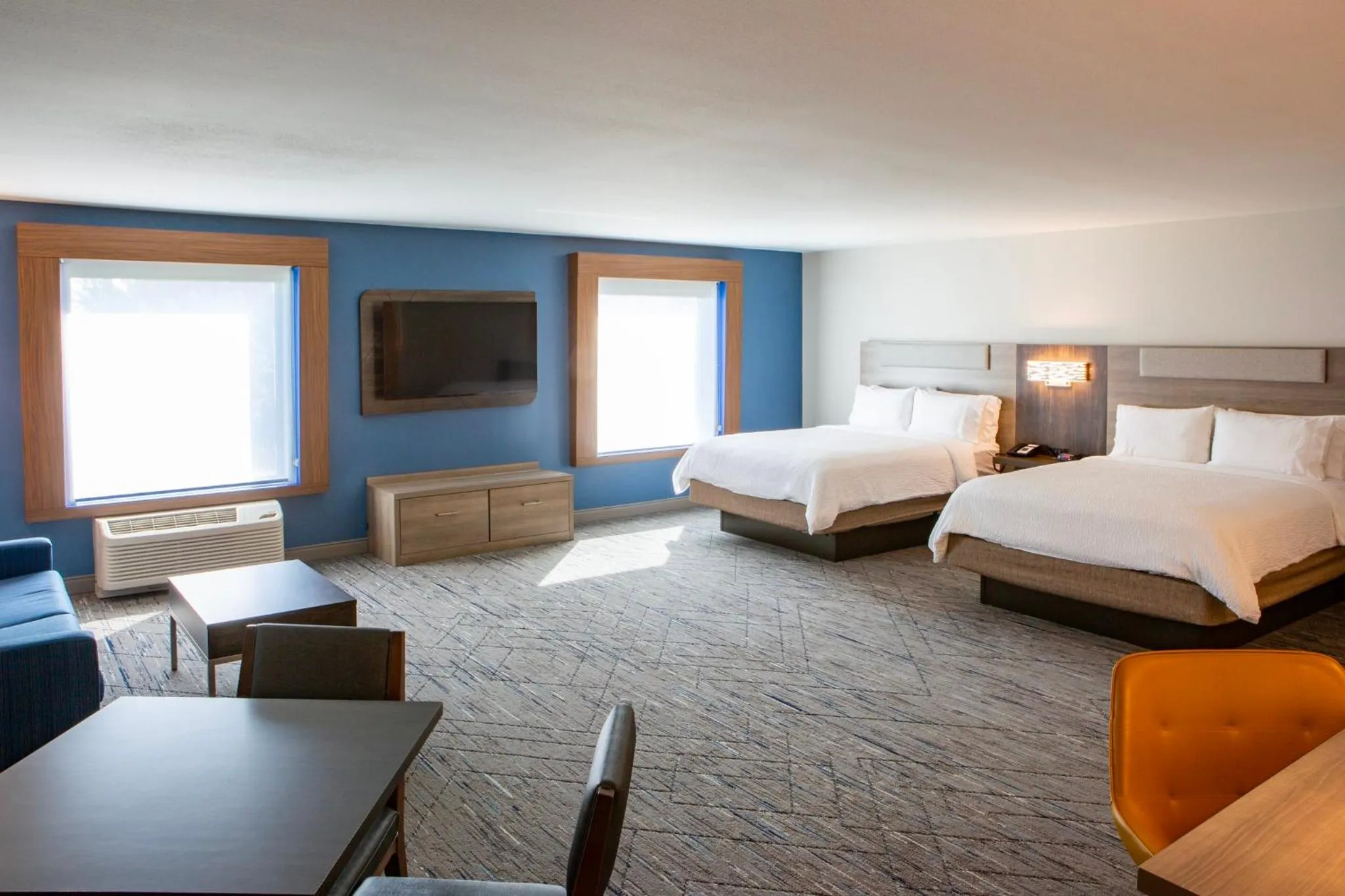 Photo of the whole room, Bed in Holiday Inn Express & Suites Sioux City-South by IHG