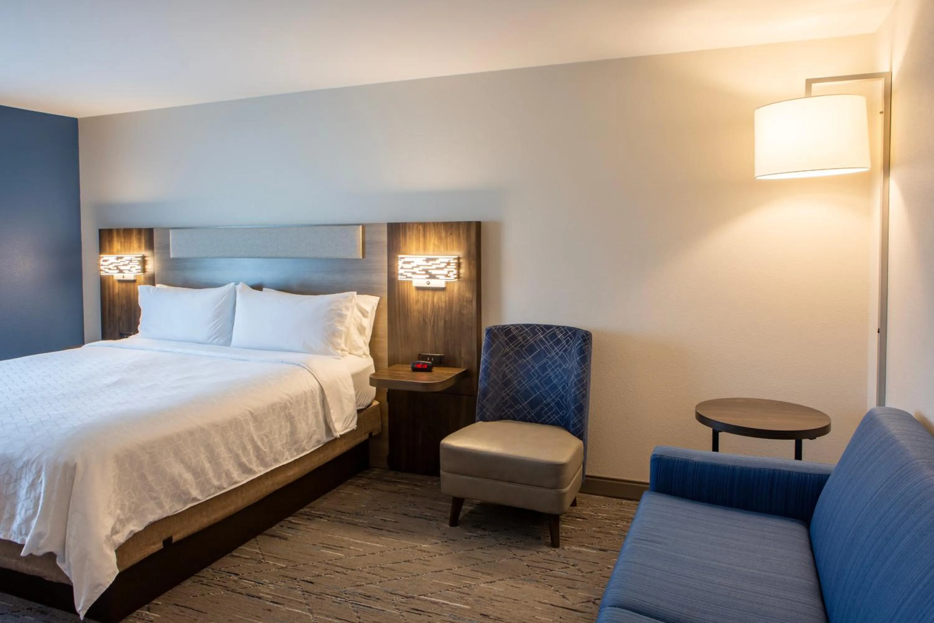 Bed in Holiday Inn Express & Suites Sioux City-South by IHG