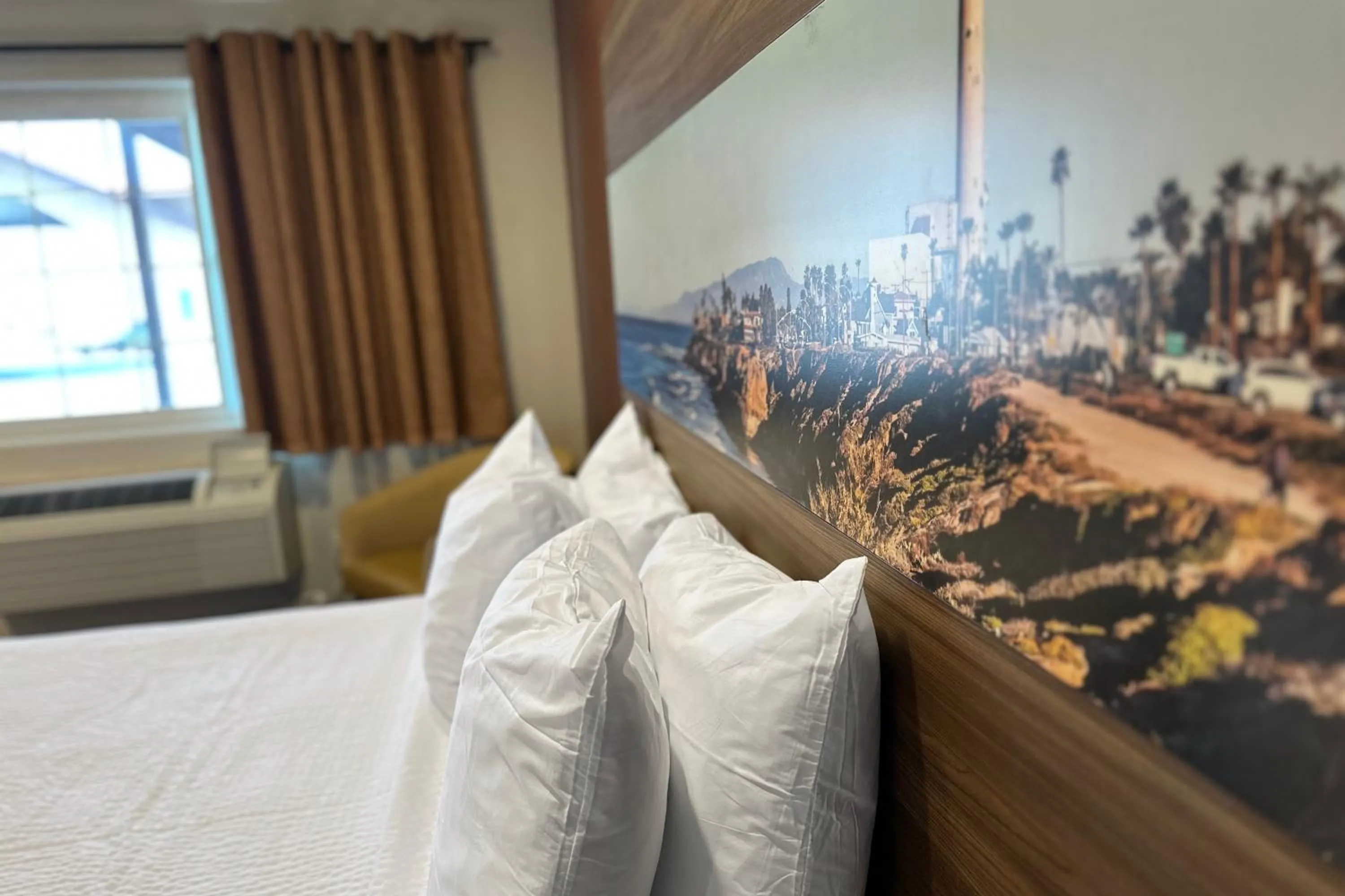 Bedroom, Bed in Hyland Inn near Legoland