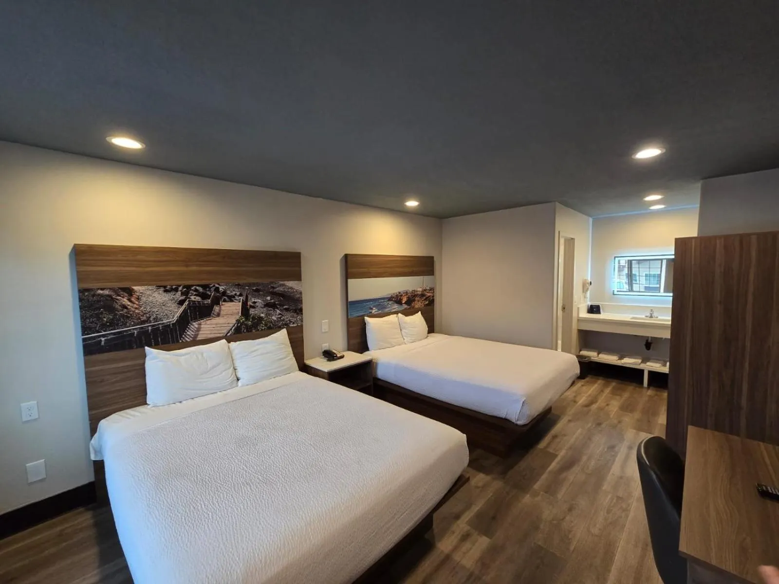 Photo of the whole room, Bed in Hyland Inn near Legoland