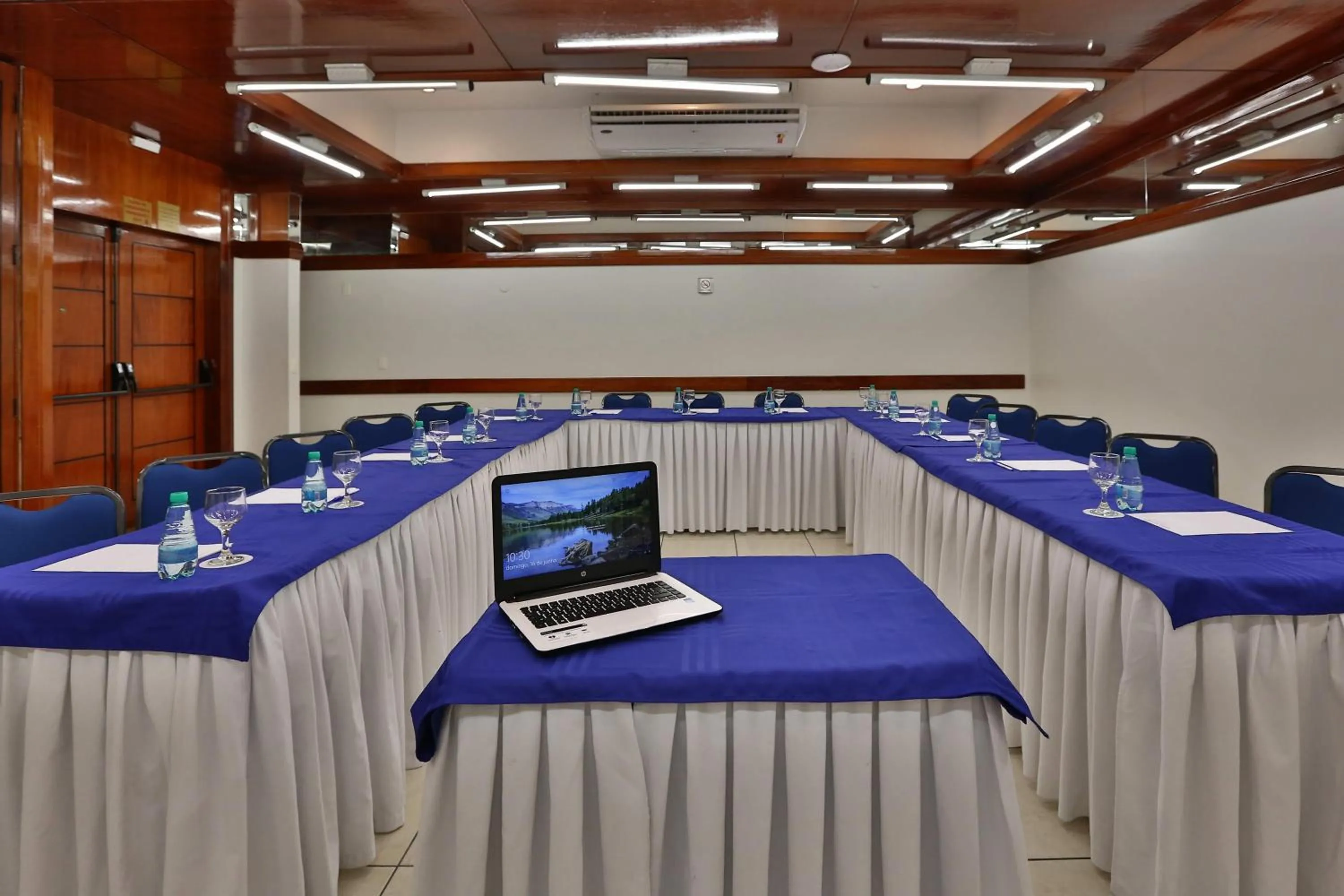 Business facilities in Golden Tulip Goiania Address