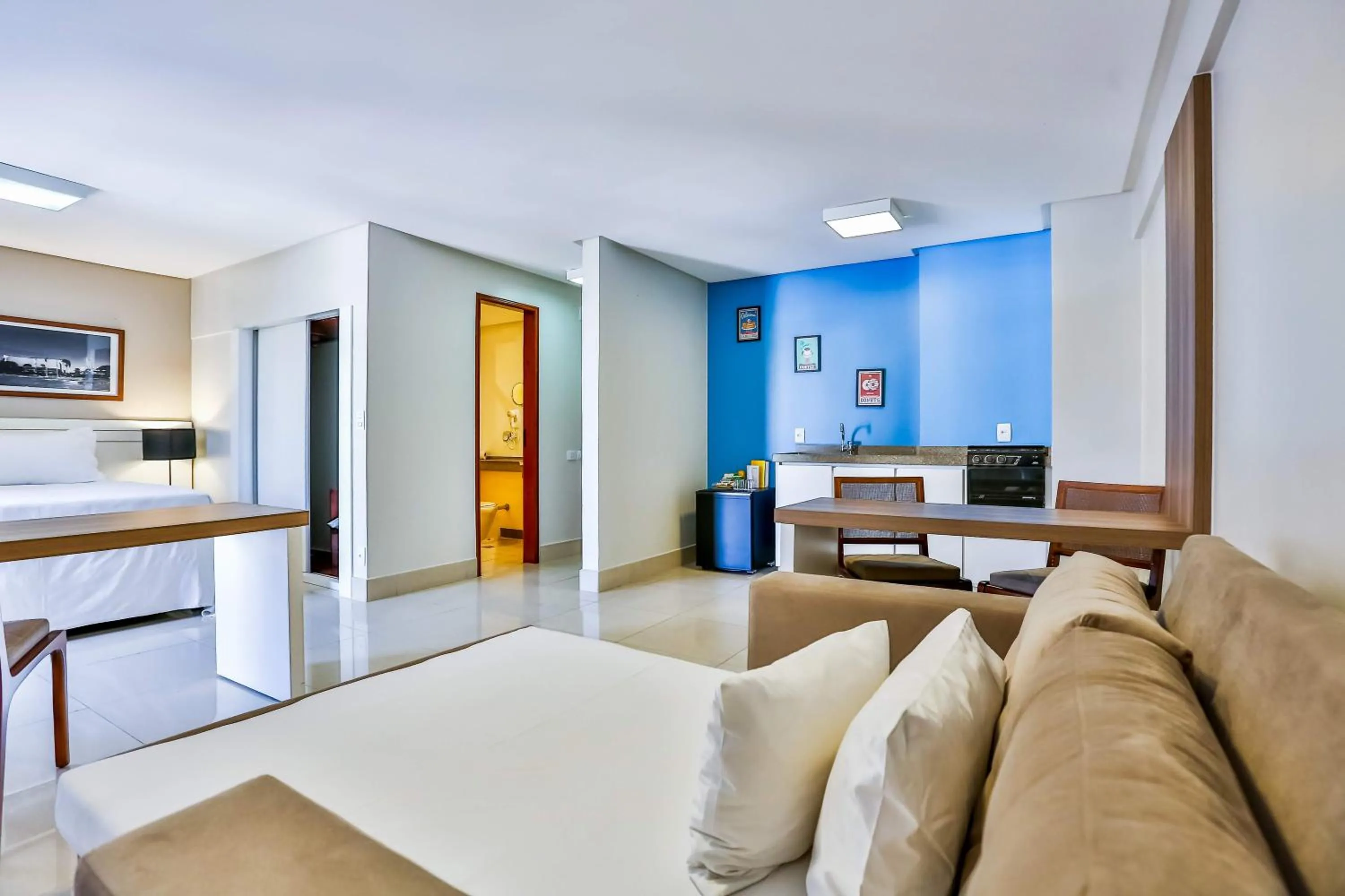 Photo of the whole room, Bed in Golden Tulip Goiania Address