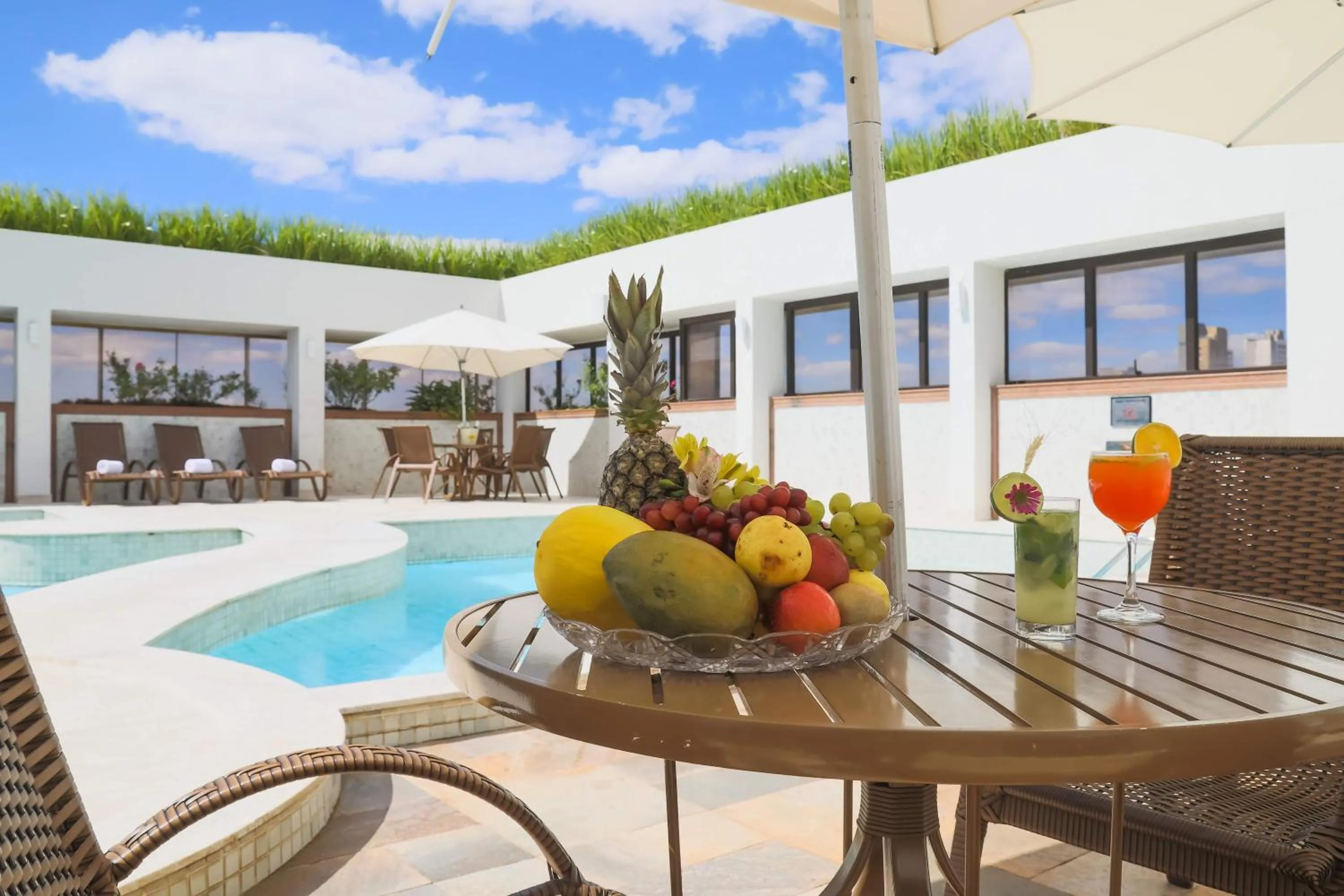 Swimming pool in Golden Tulip Goiania Address