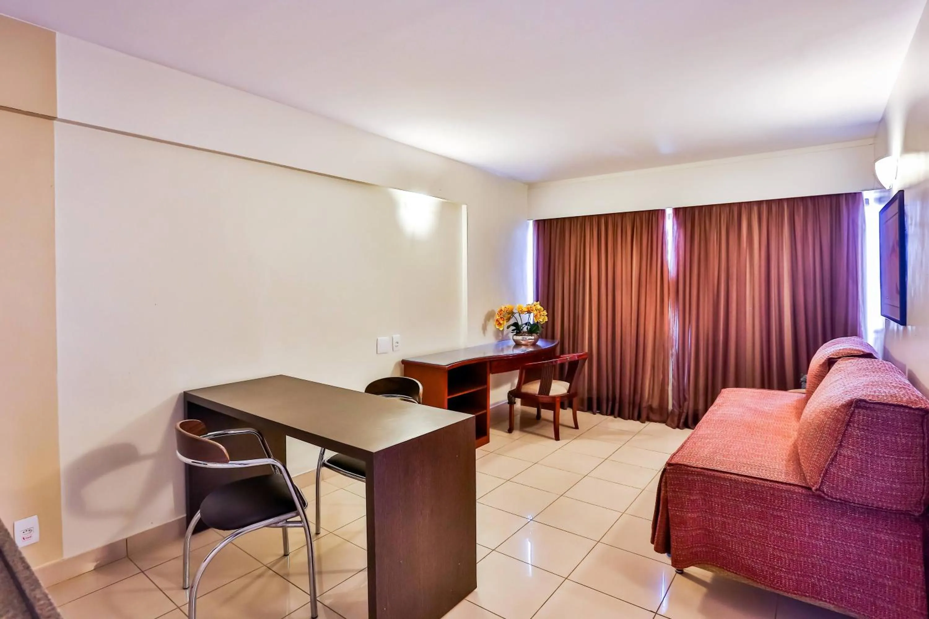 Living room in Golden Tulip Goiania Address
