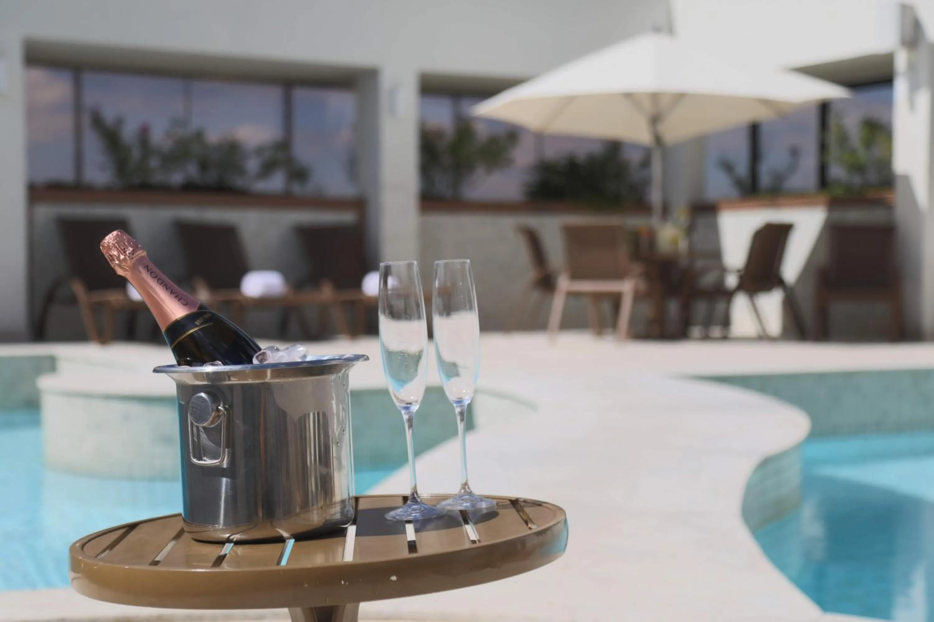 Swimming pool in Golden Tulip Goiania Address