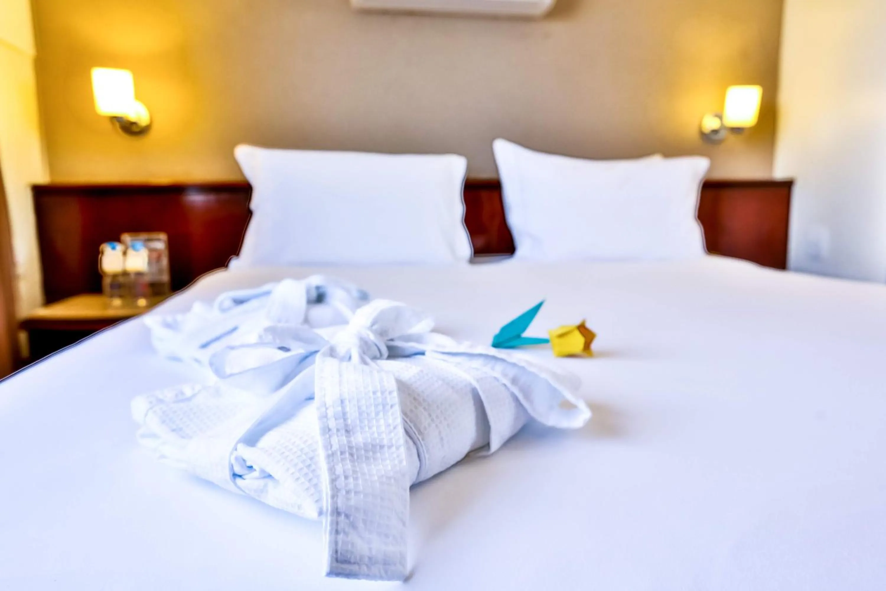 Photo of the whole room, Bed in Golden Tulip Goiania Address