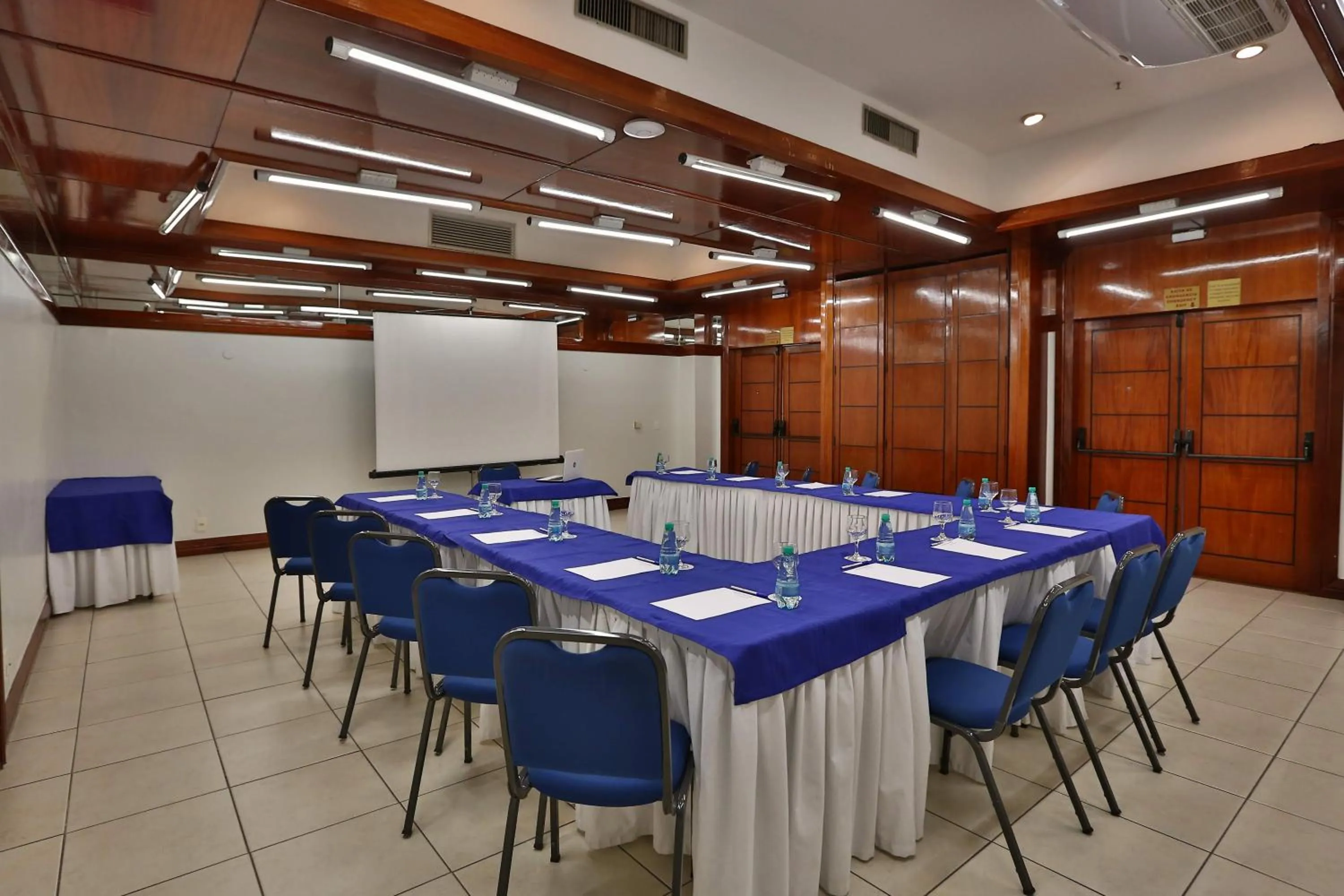 Meeting/conference room in Golden Tulip Goiania Address