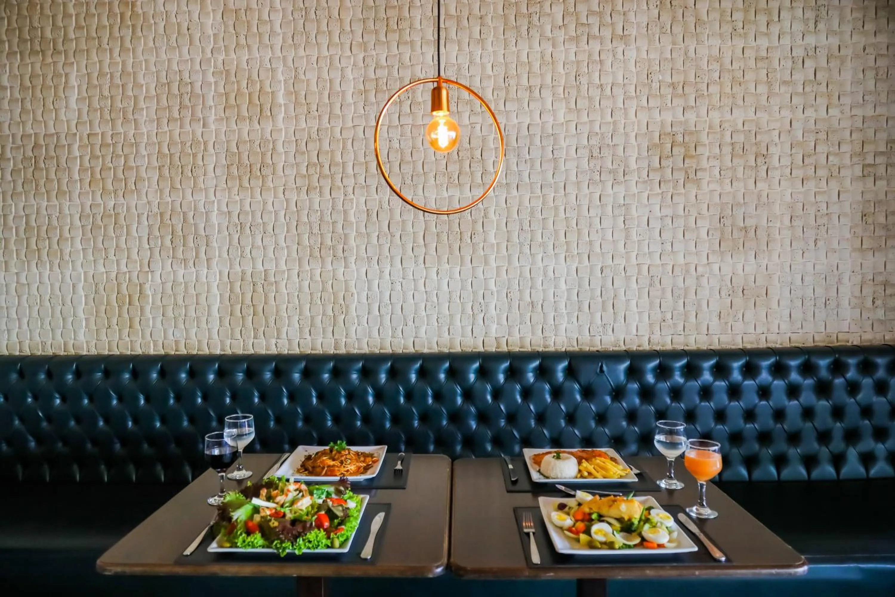 Restaurant/places to eat in Golden Tulip Goiania Address