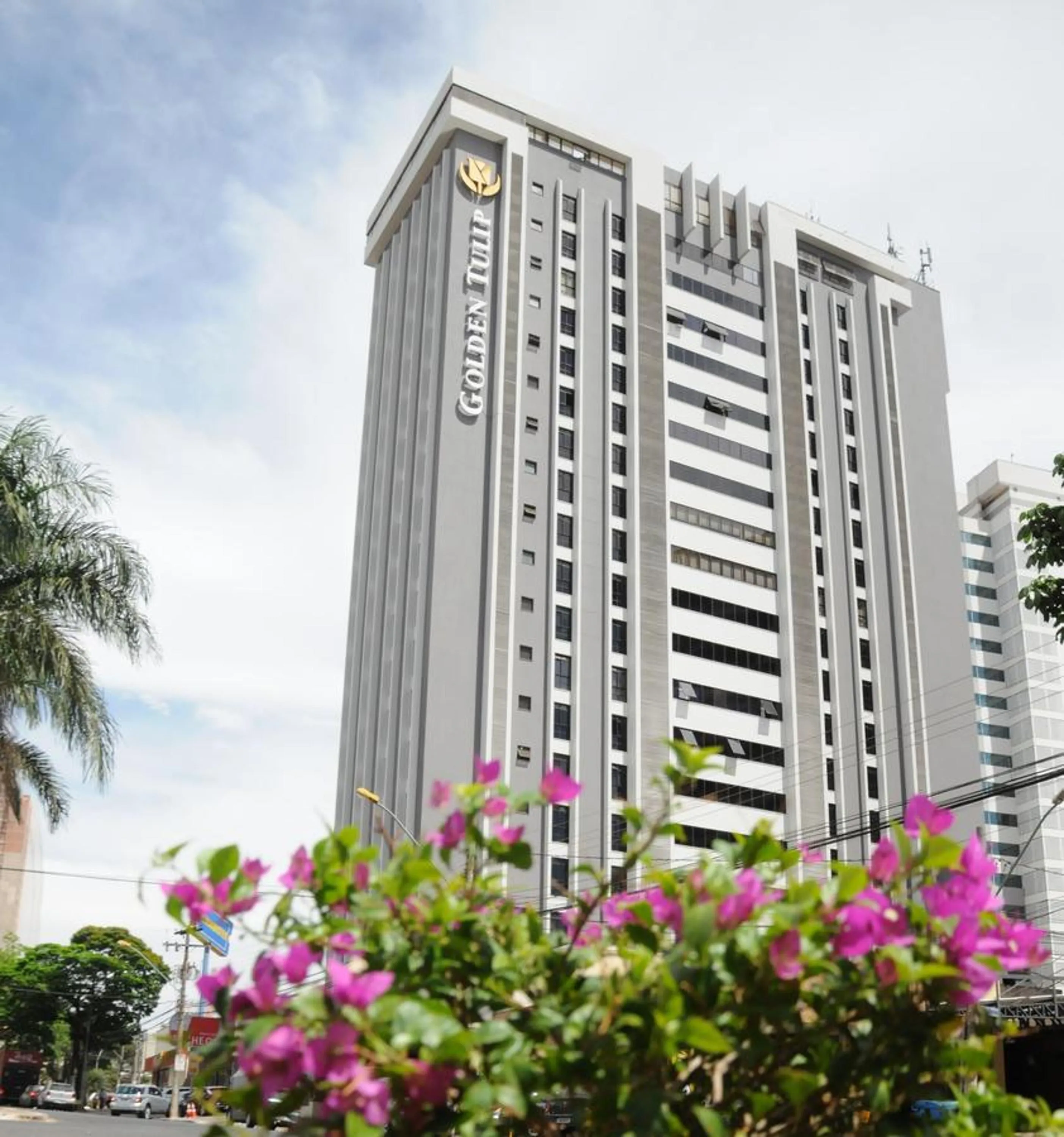 Facade/entrance in Golden Tulip Goiania Address