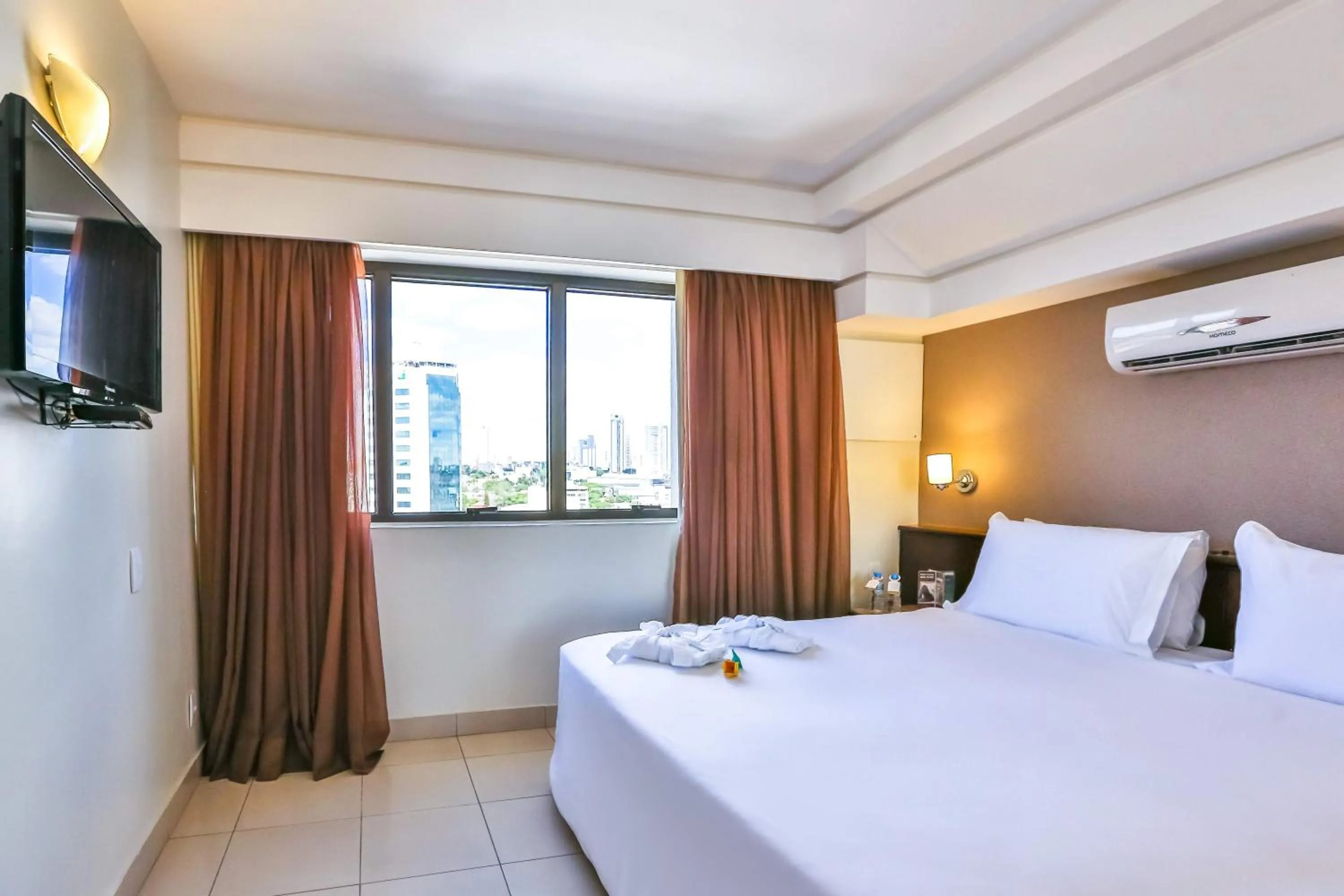 Photo of the whole room, Bed in Golden Tulip Goiania Address