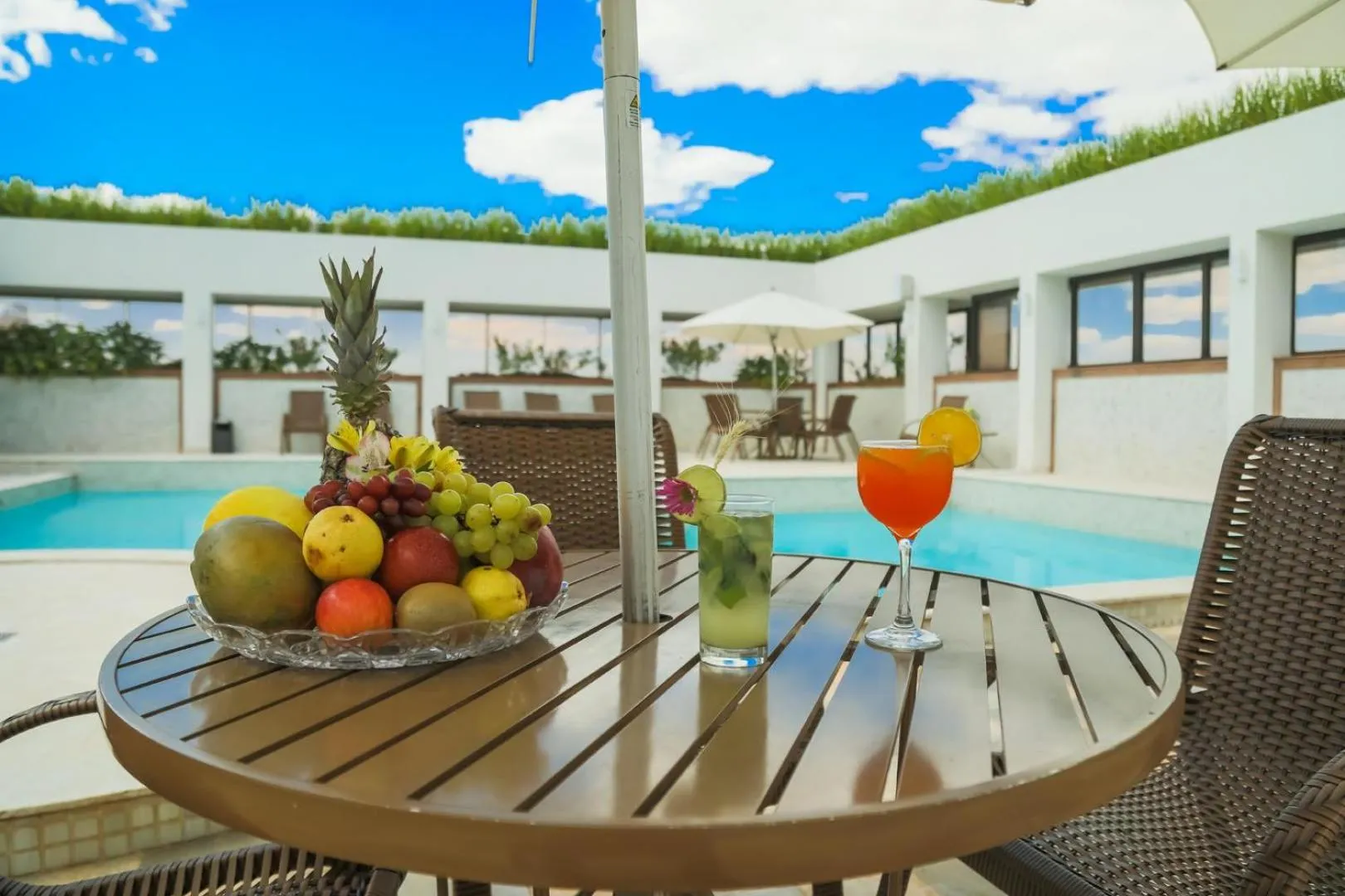 Swimming pool in Golden Tulip Goiania Address