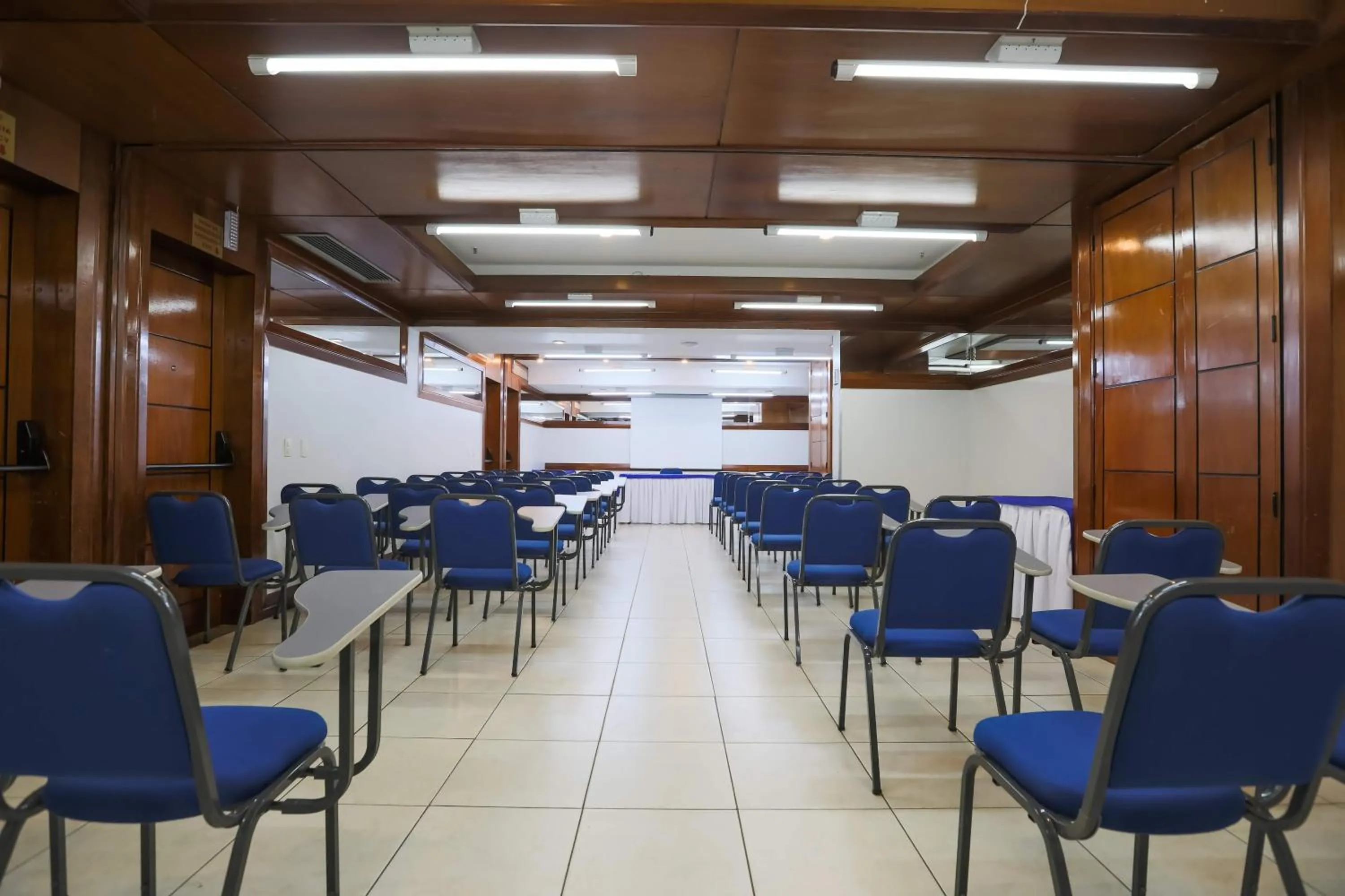 Meeting/conference room in Golden Tulip Goiania Address