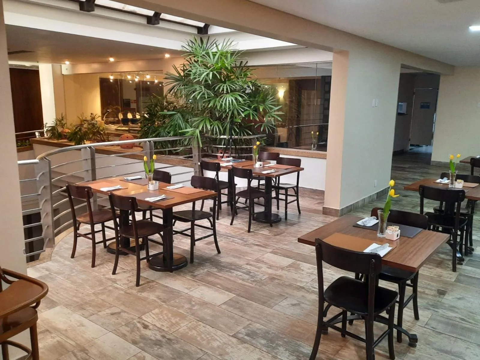 Restaurant/places to eat in Golden Tulip Goiania Address