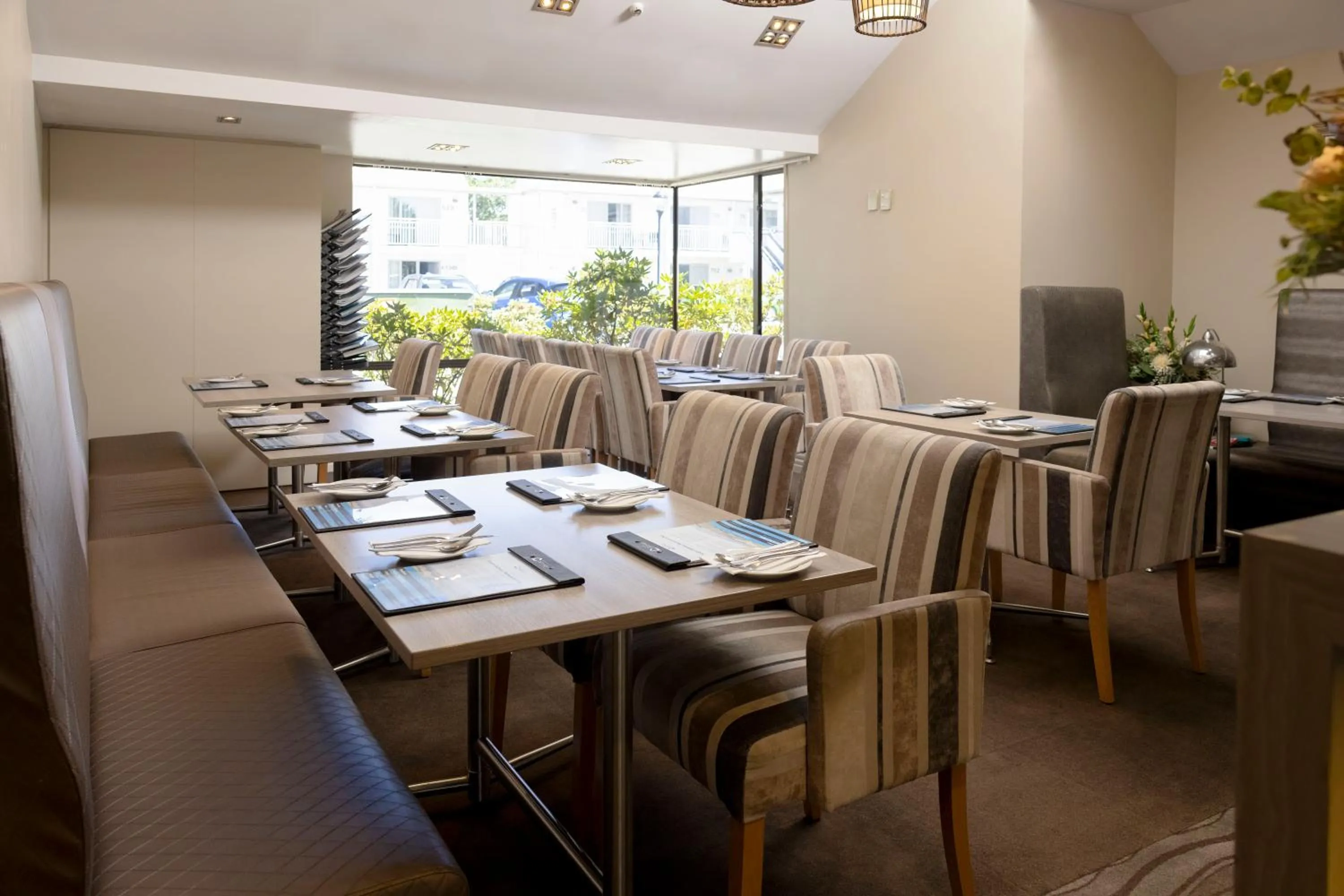 Restaurant/places to eat in Airport Gateway Hotel