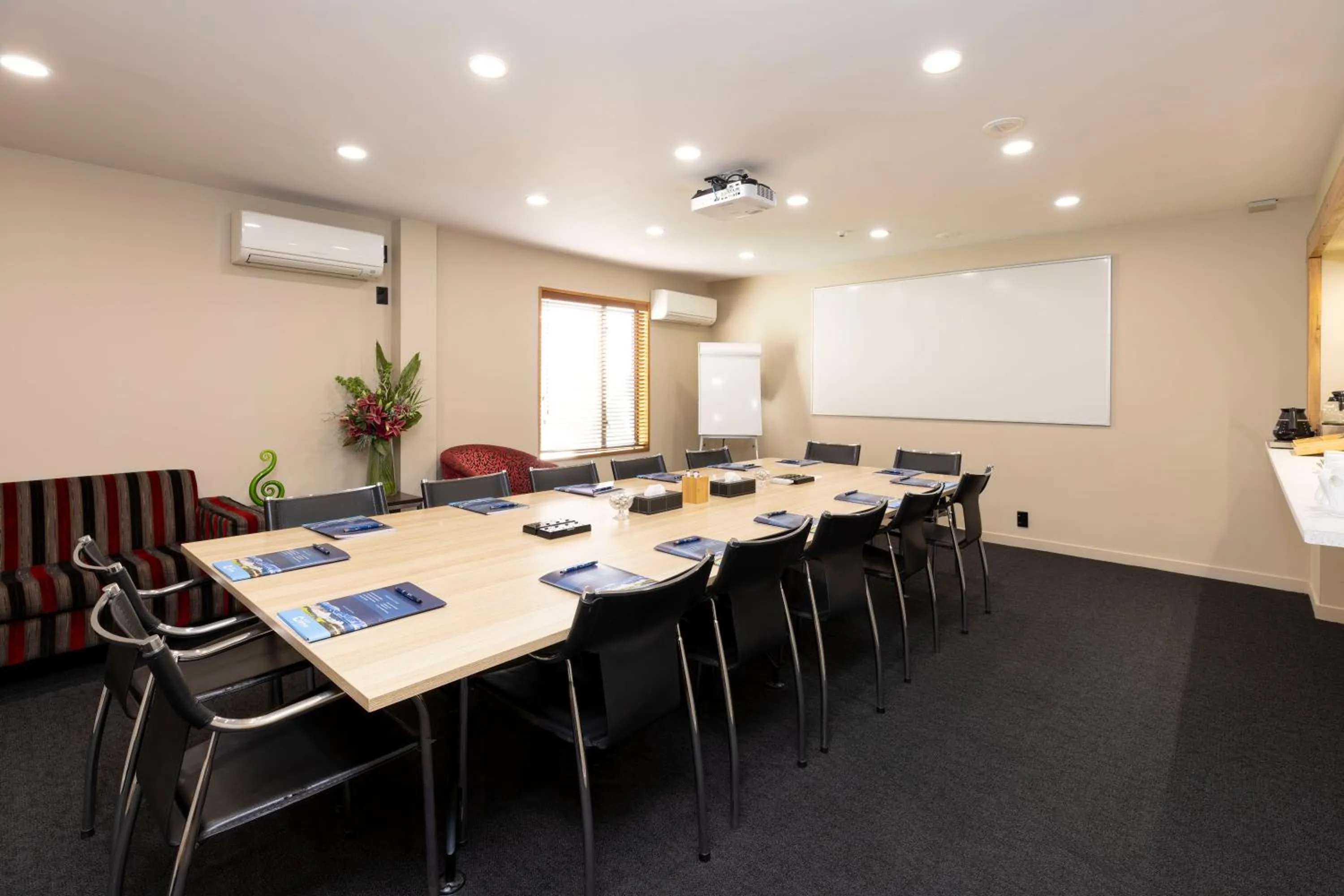 Coffee/tea facilities in Airport Gateway Hotel