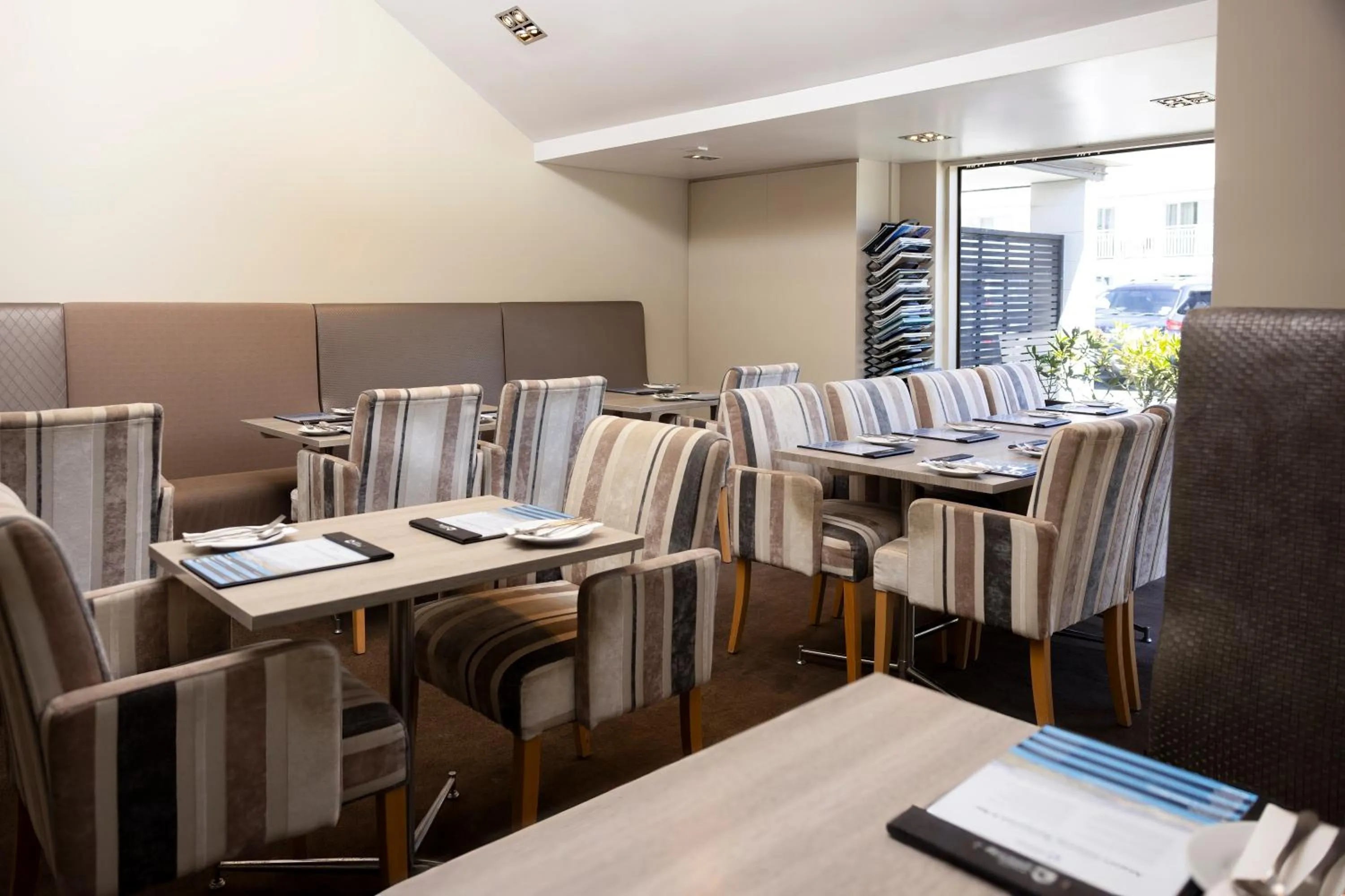 Restaurant/places to eat in Airport Gateway Hotel