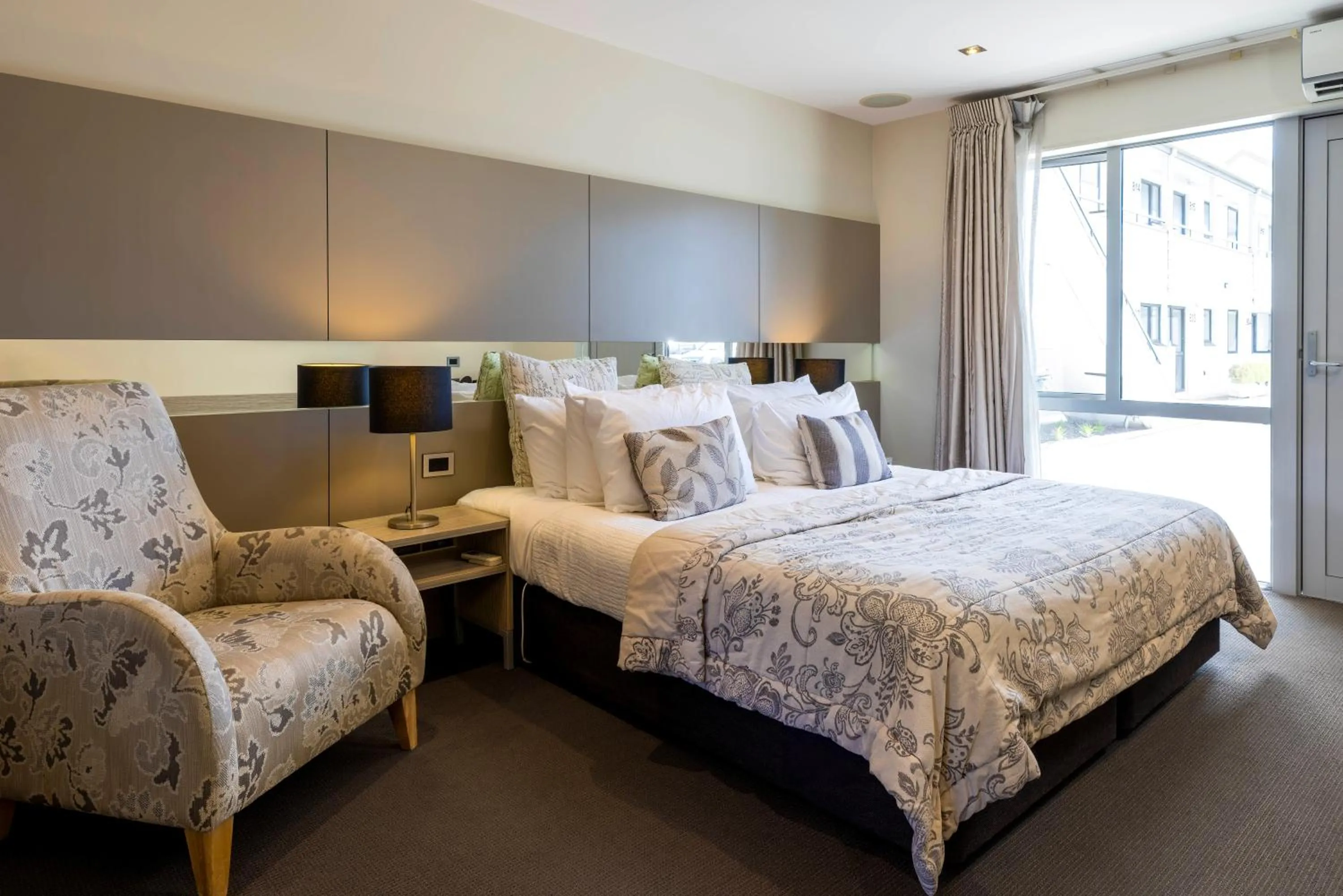 Living room, Bed in Airport Gateway Hotel