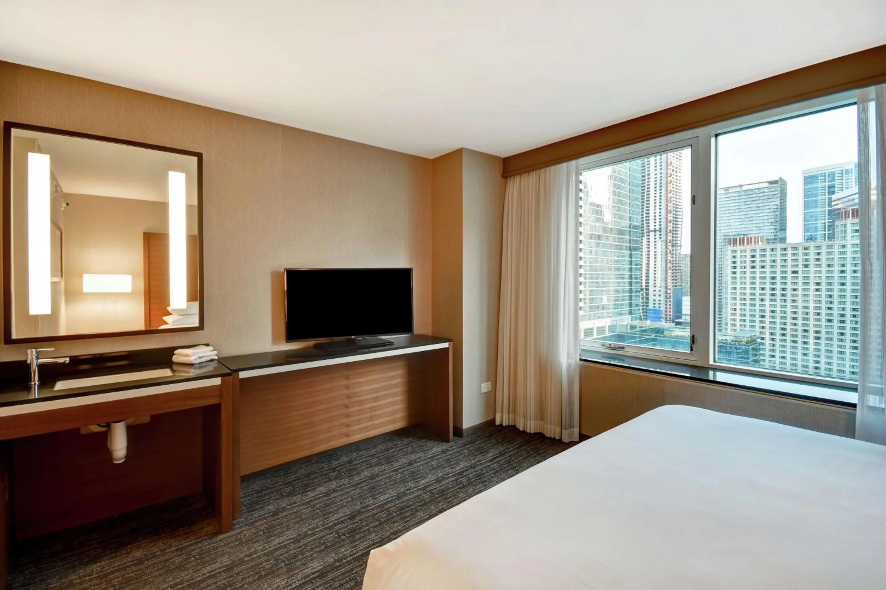 Bedroom, Bed in Embassy Suites by Hilton Chicago Downtown Magnificent Mile