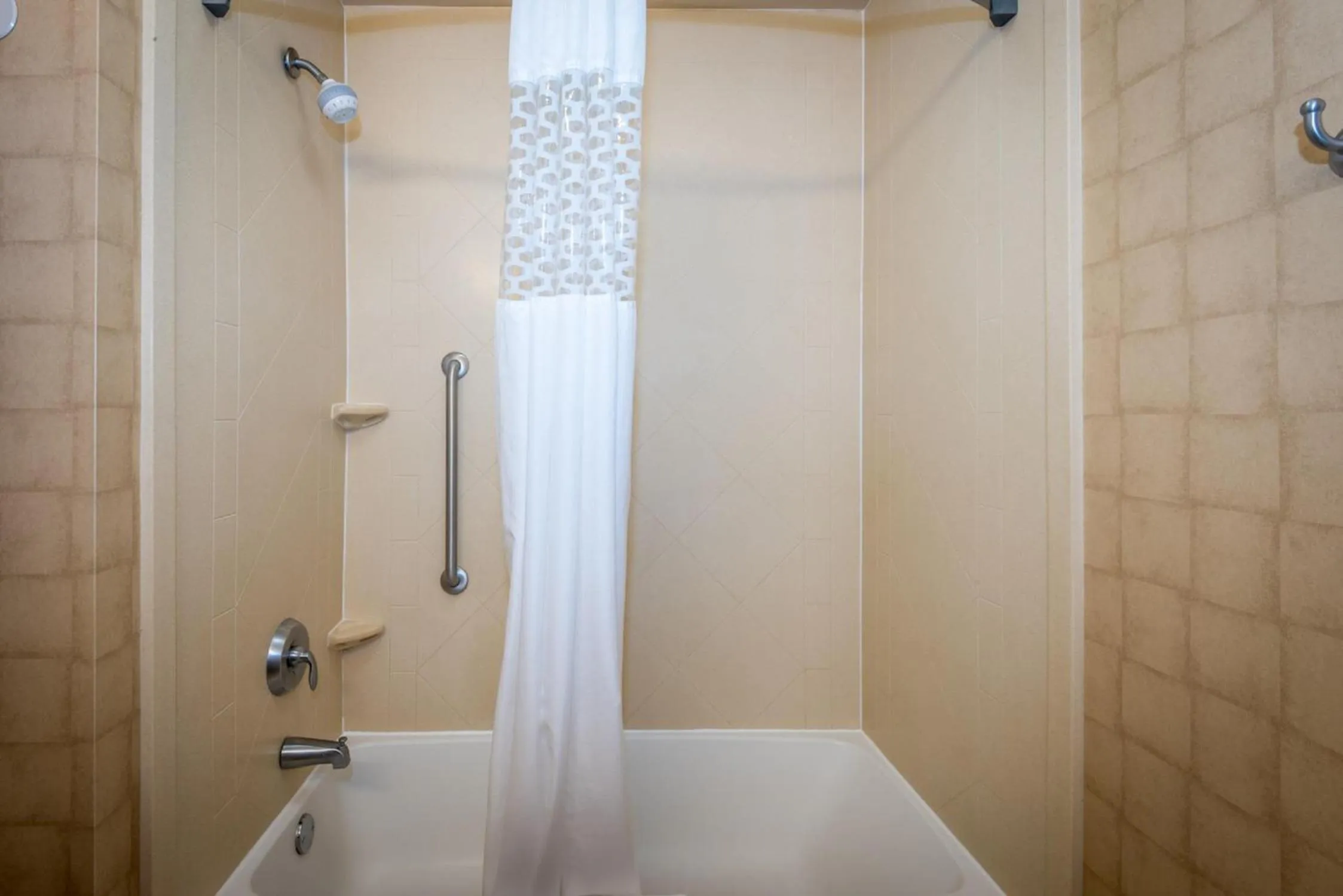 Bathroom in Hampton Inn Enterprise