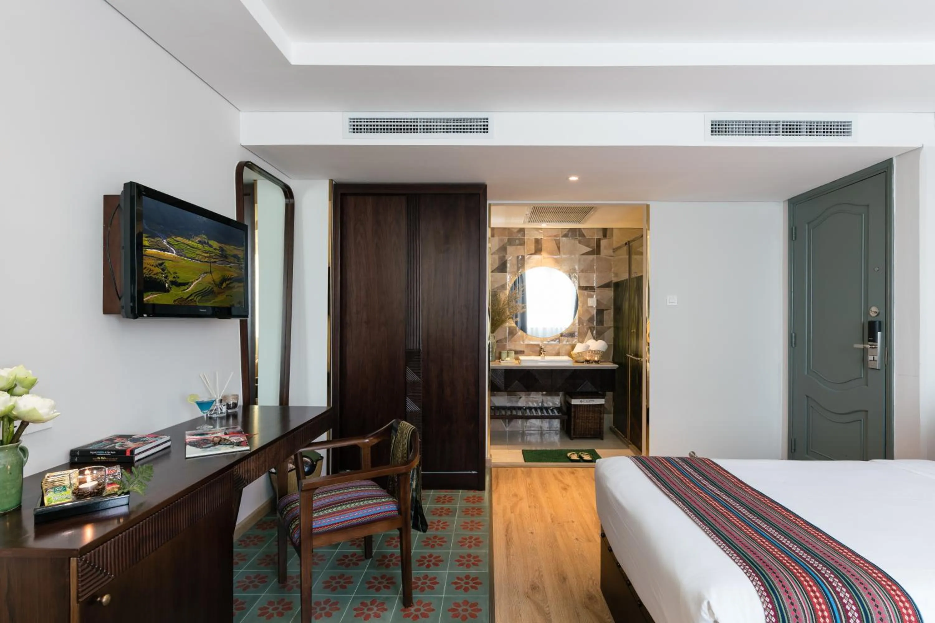 Bedroom, Bed in Au Lac Legend Hotel