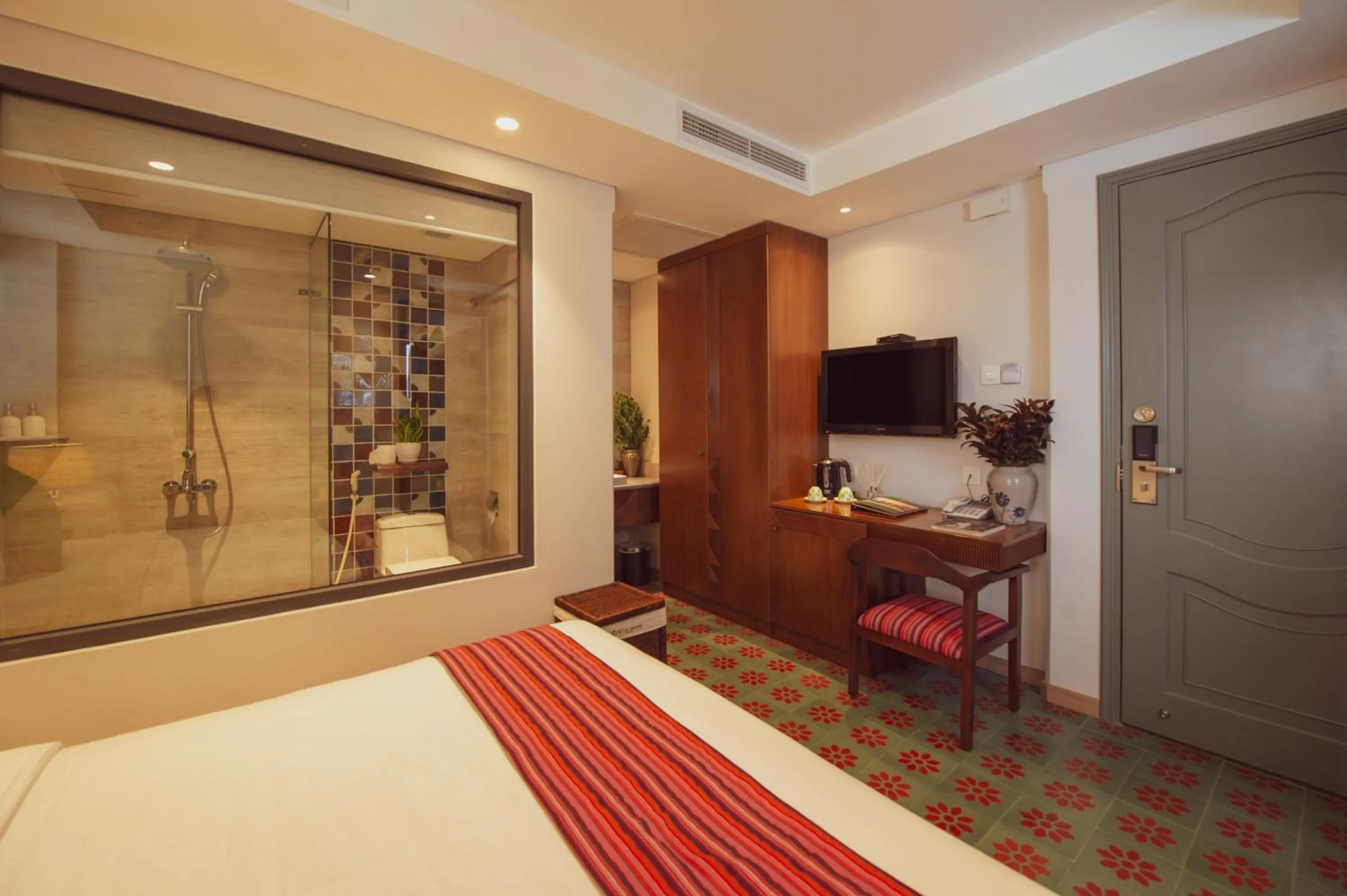 Bathroom, Bed in Au Lac Legend Hotel