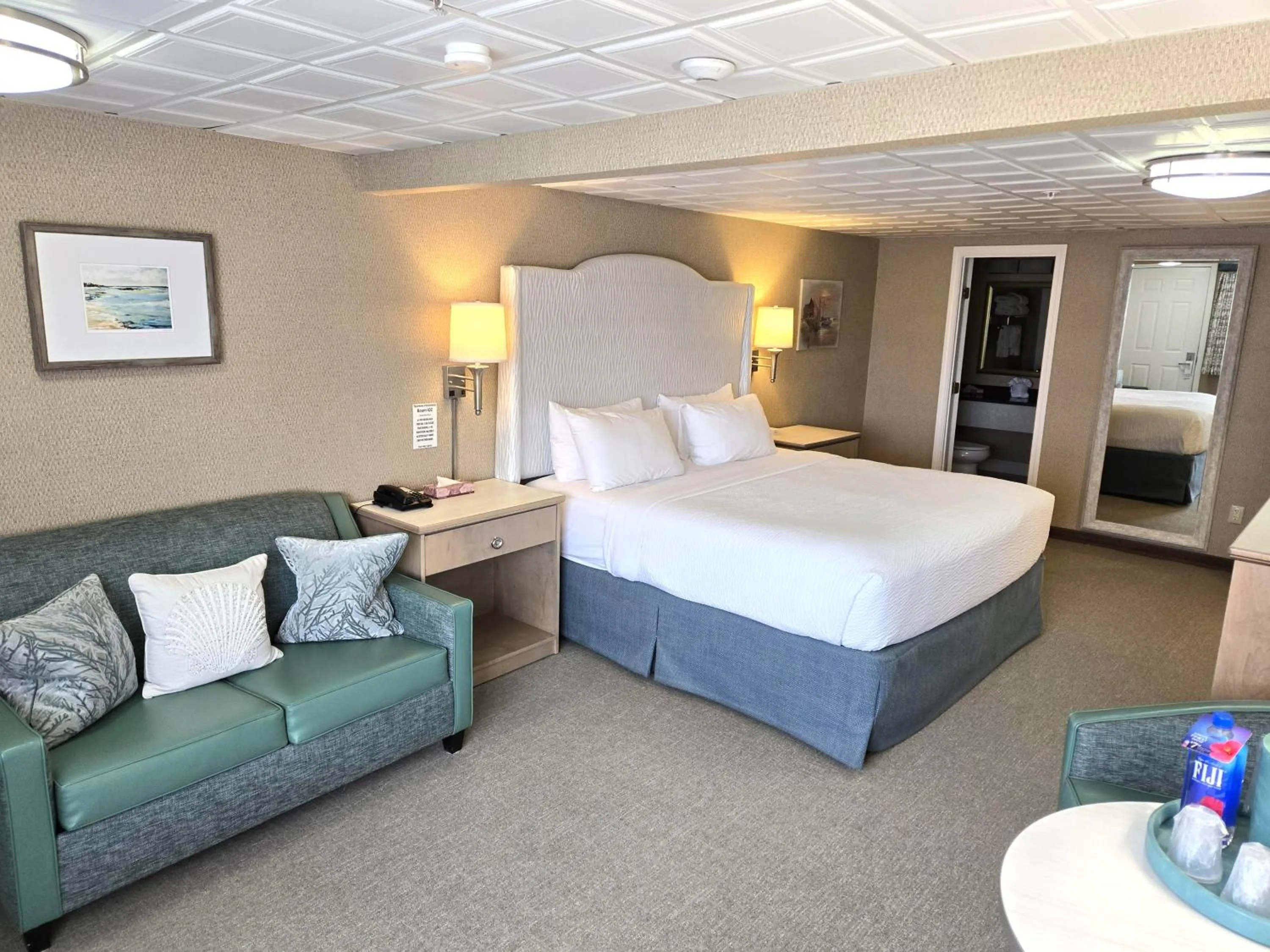 Photo of the whole room, Bed in King's Port Inn