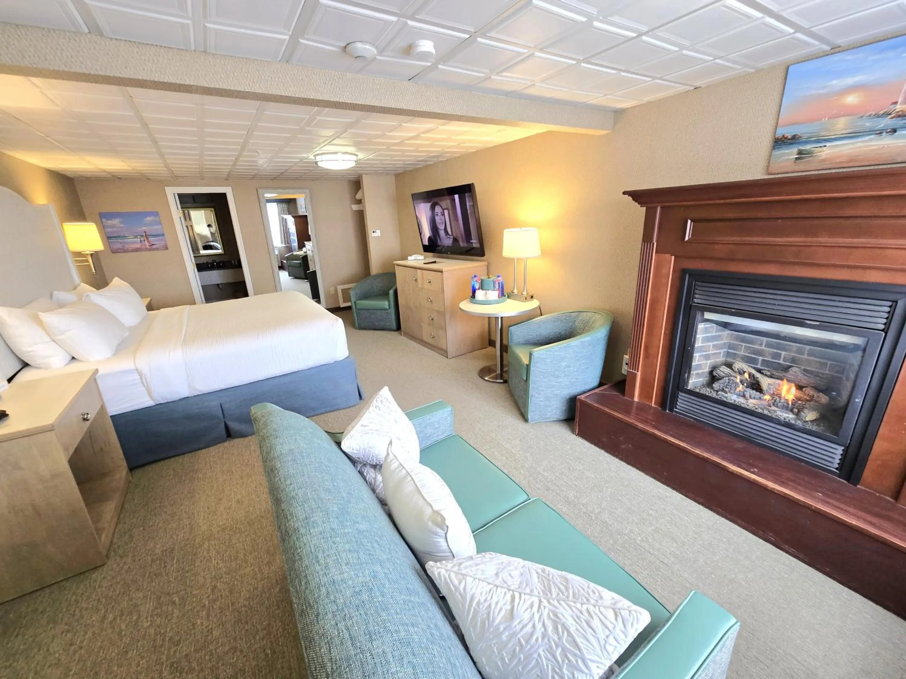 fireplace, Bed in King's Port Inn