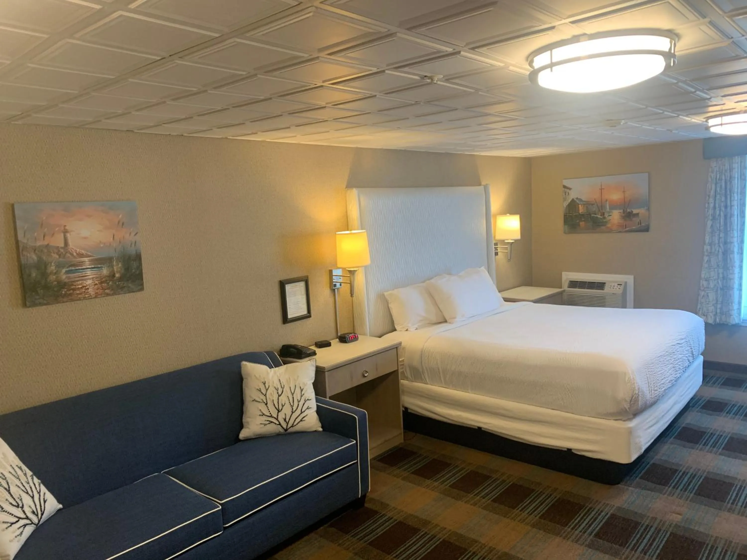 Photo of the whole room, Bed in King's Port Inn