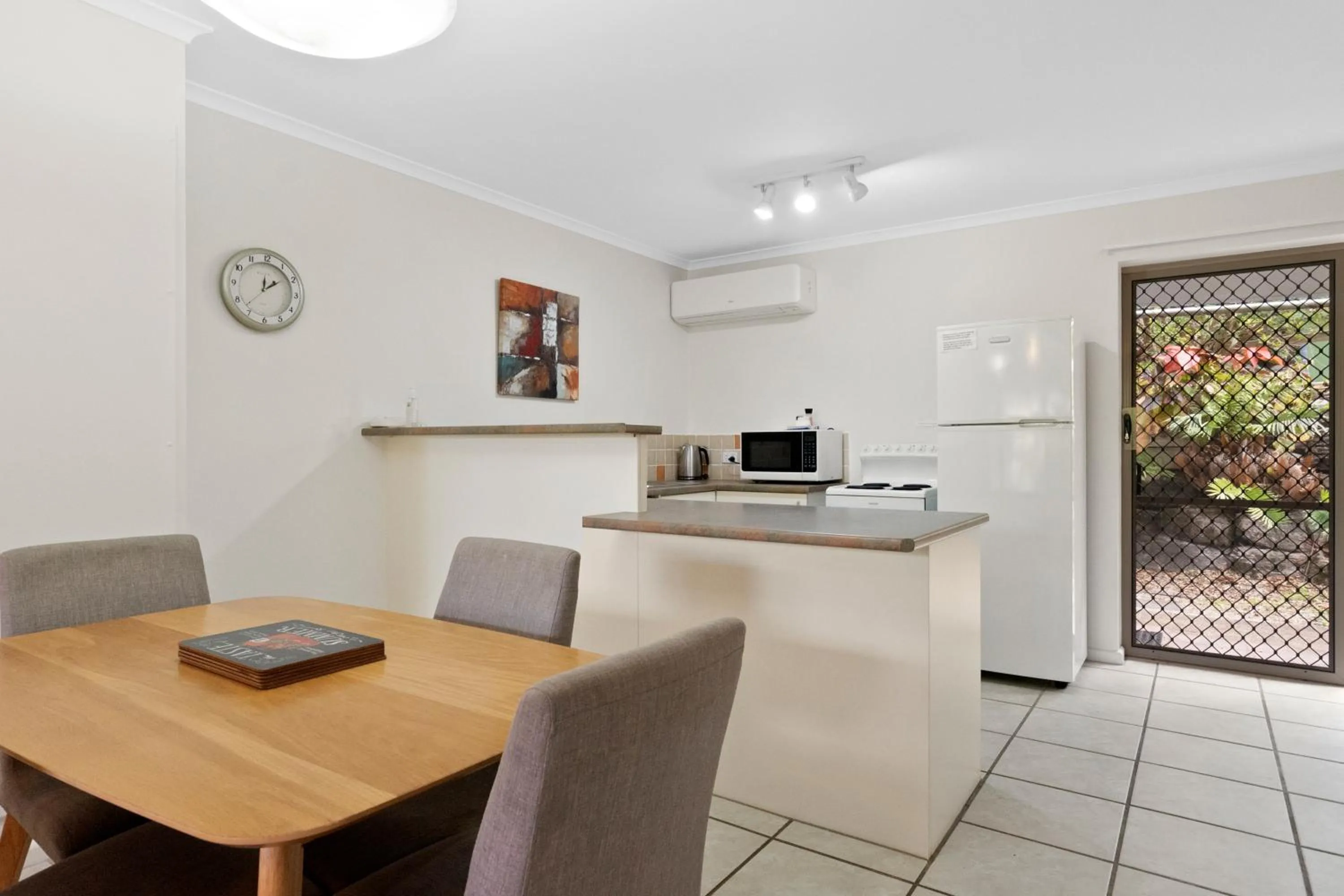 Kitchen or kitchenette in Beach Breakers Resort