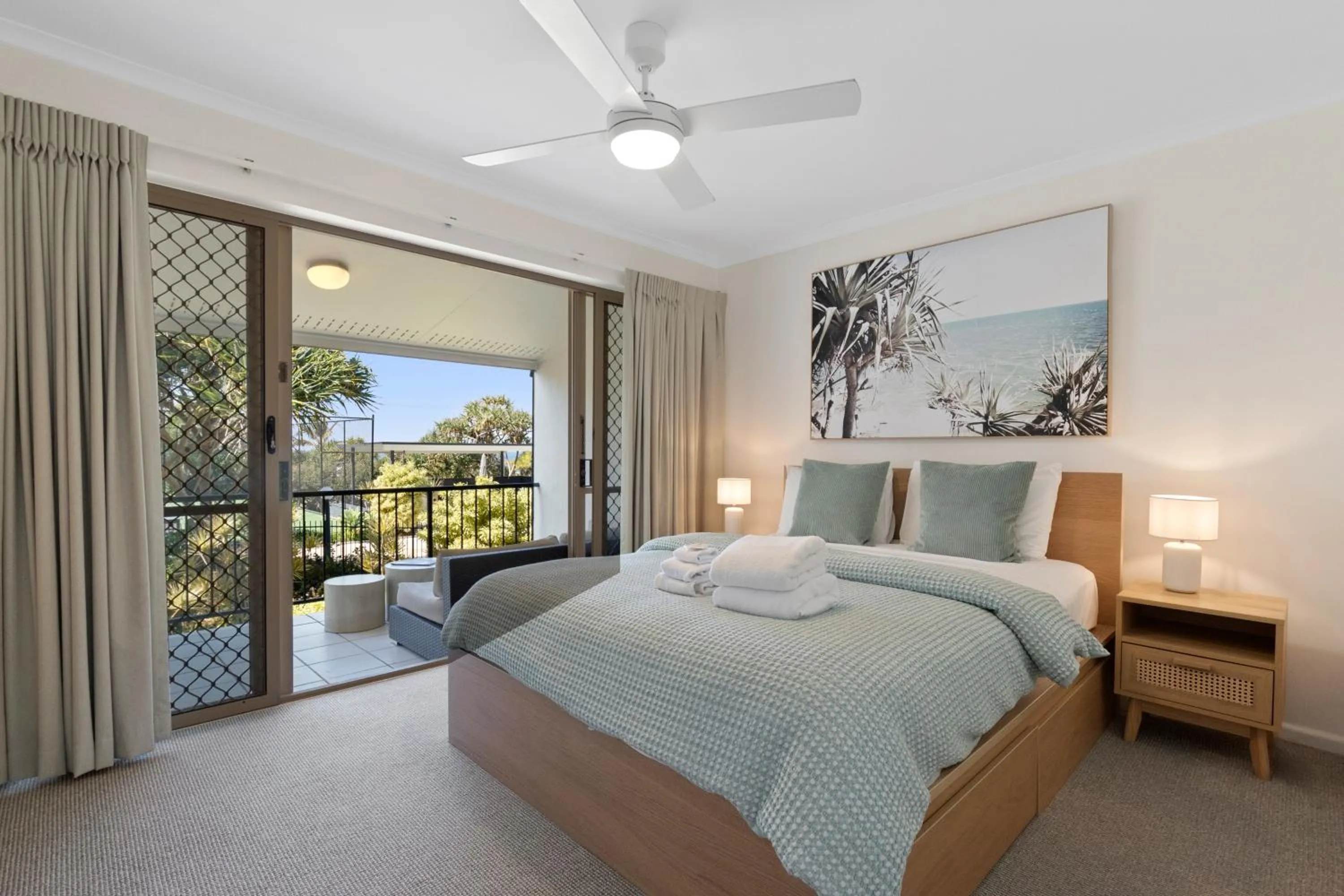 Bedroom, Bed in Beach Breakers Resort