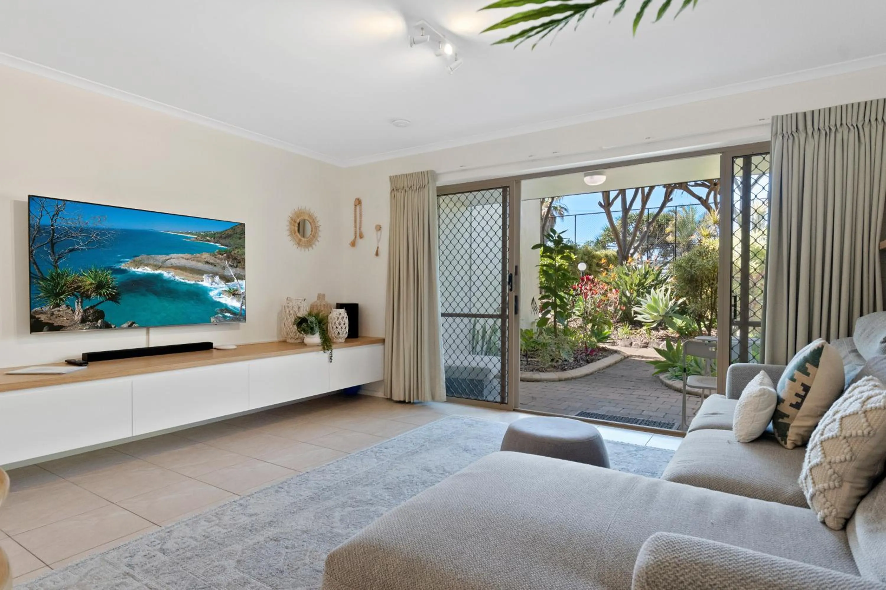 Living room in Beach Breakers Resort