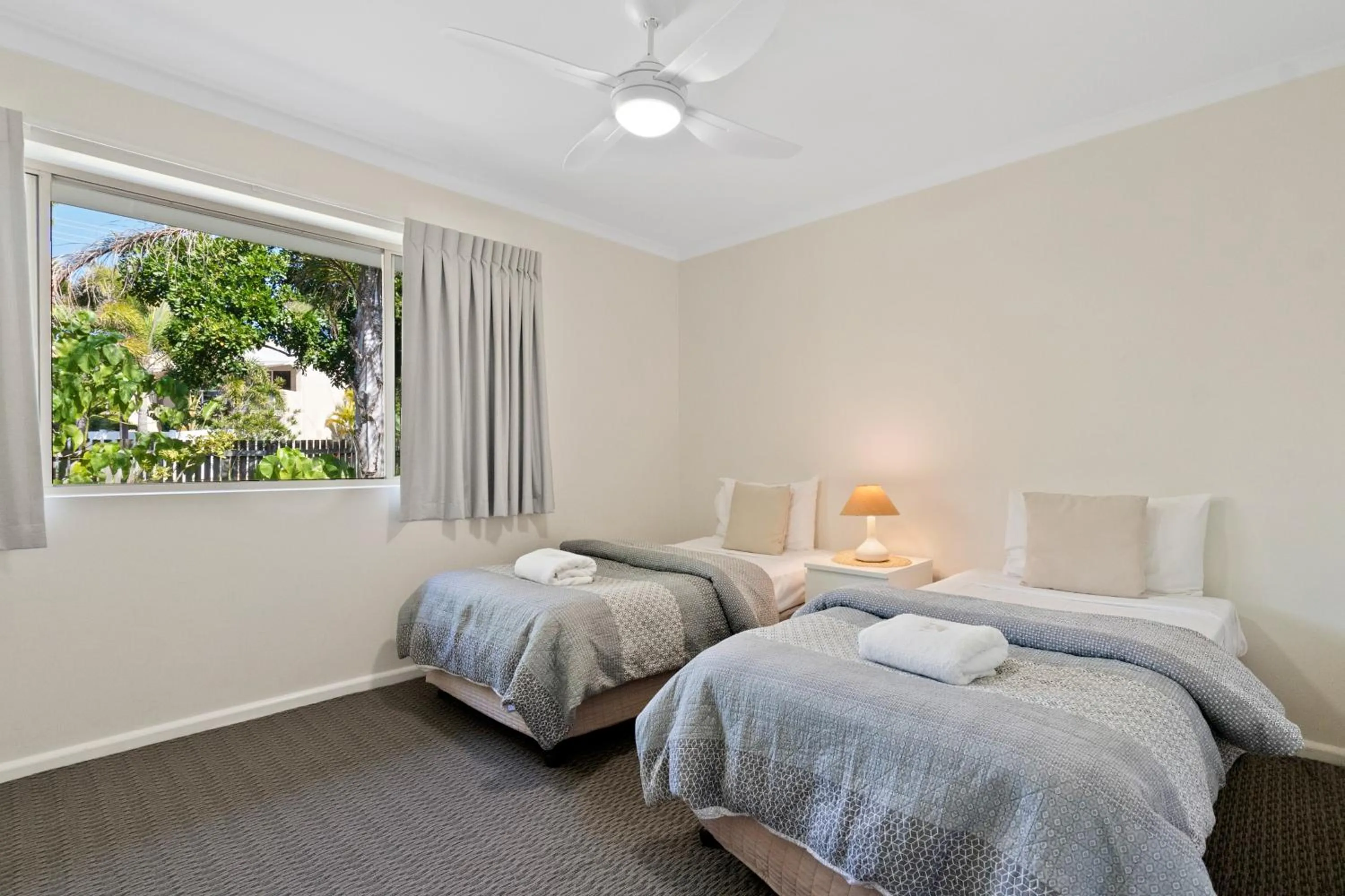 Bedroom, Bed in Beach Breakers Resort