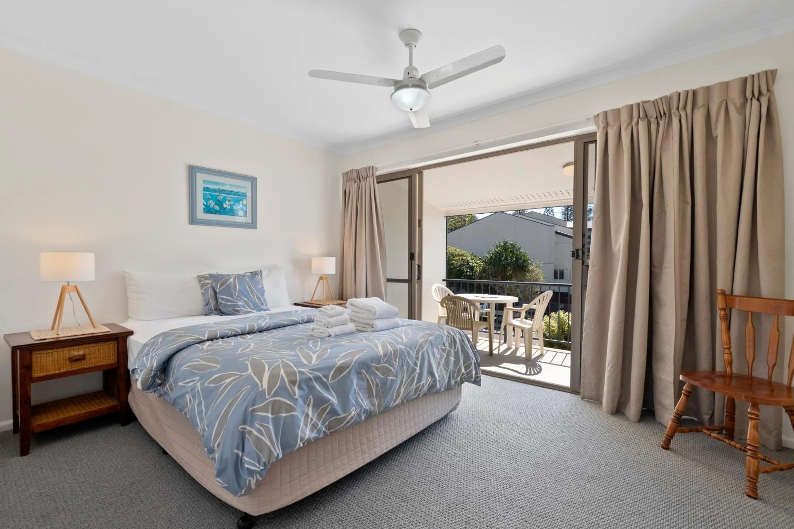 Bedroom, Bed in Beach Breakers Resort
