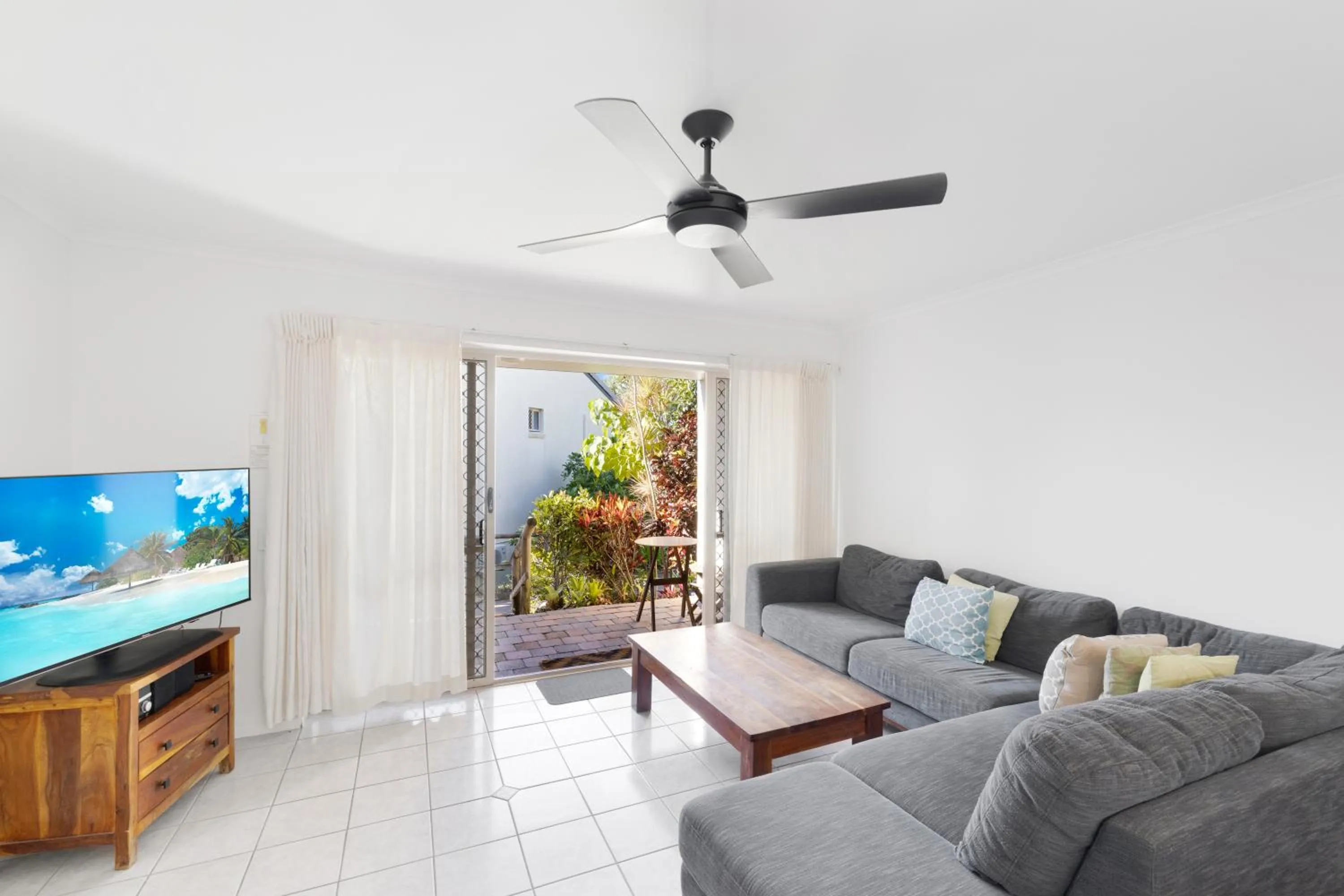 Living room in Beach Breakers Resort