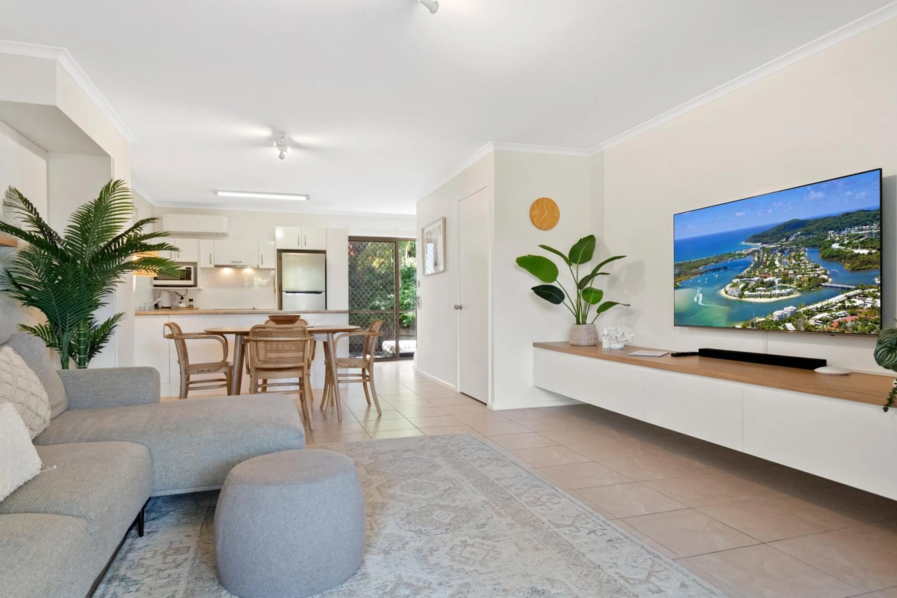 Living room in Beach Breakers Resort
