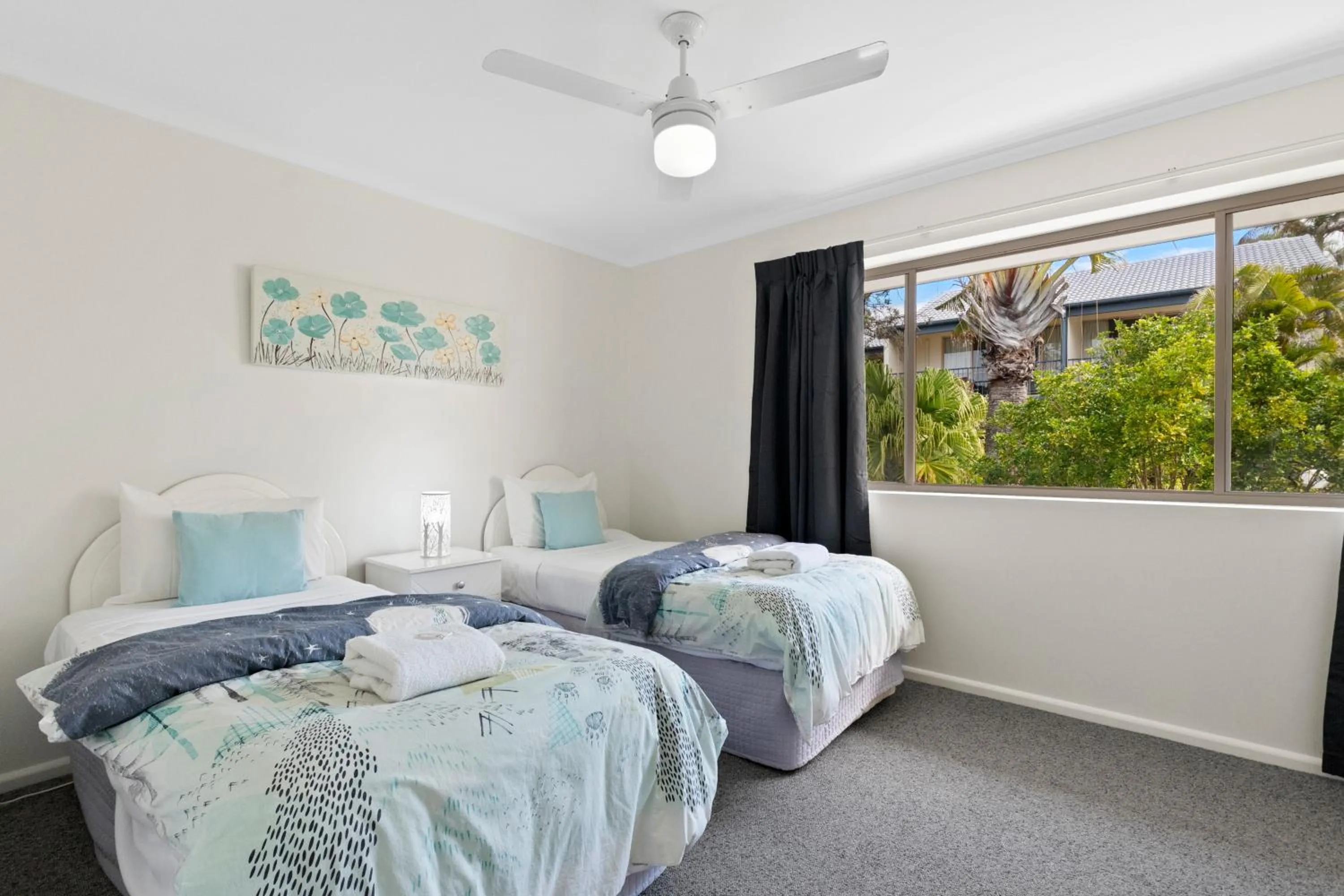 Bedroom, Bed in Beach Breakers Resort