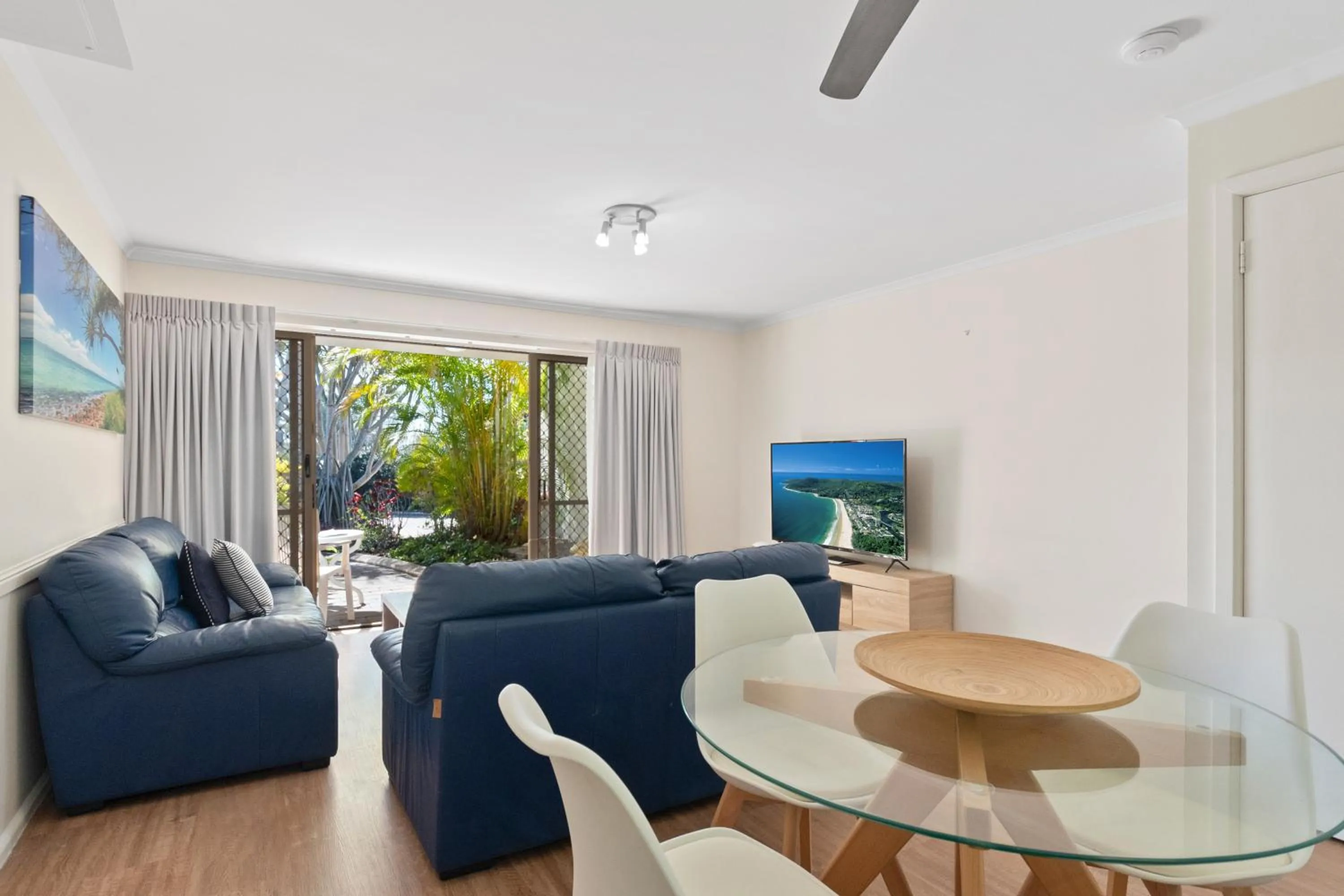 Dining area in Beach Breakers Resort