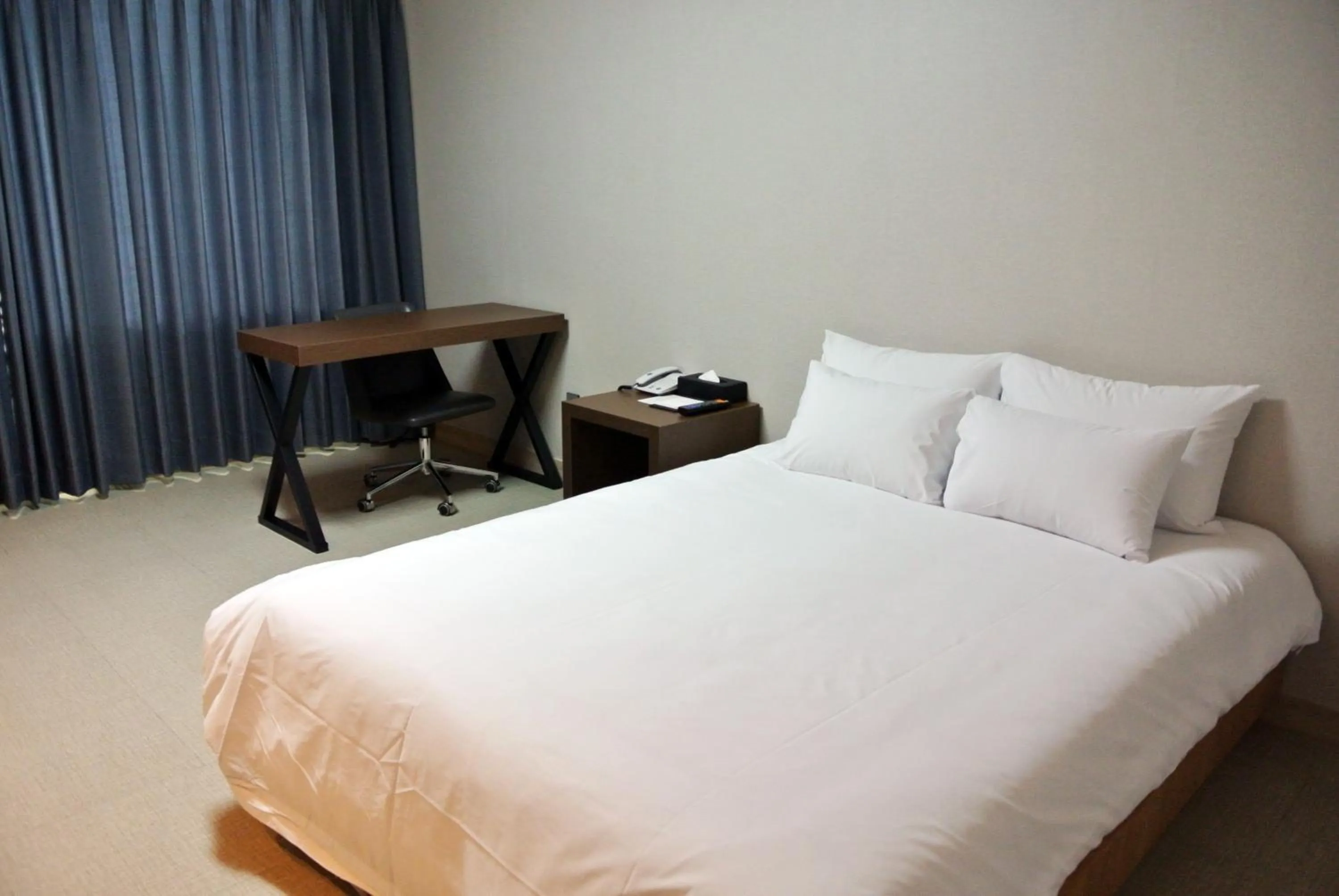 Seating area, Bed in Jeju Noblesse Hotel