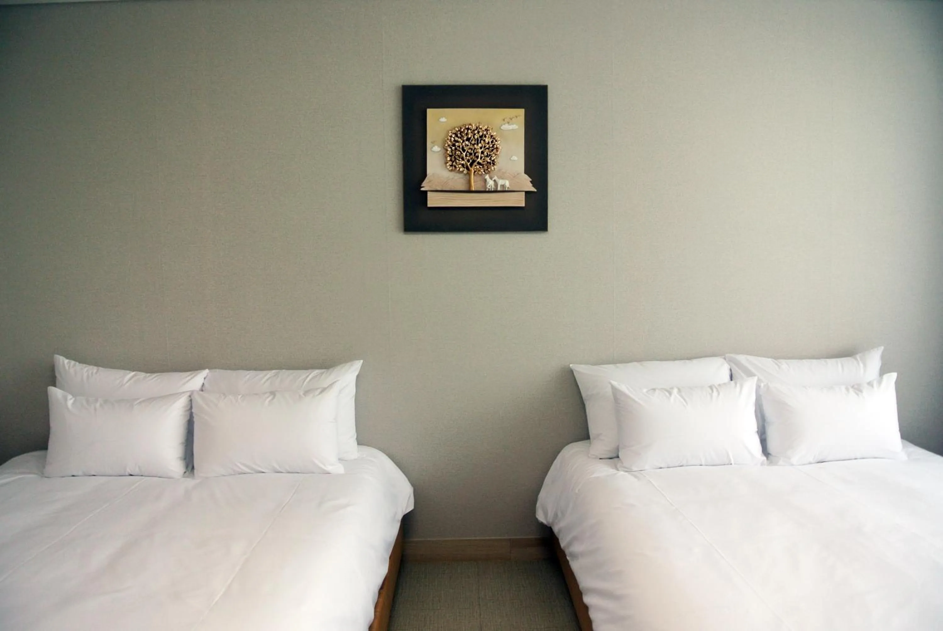 Bedroom, Bed in Jeju Noblesse Hotel