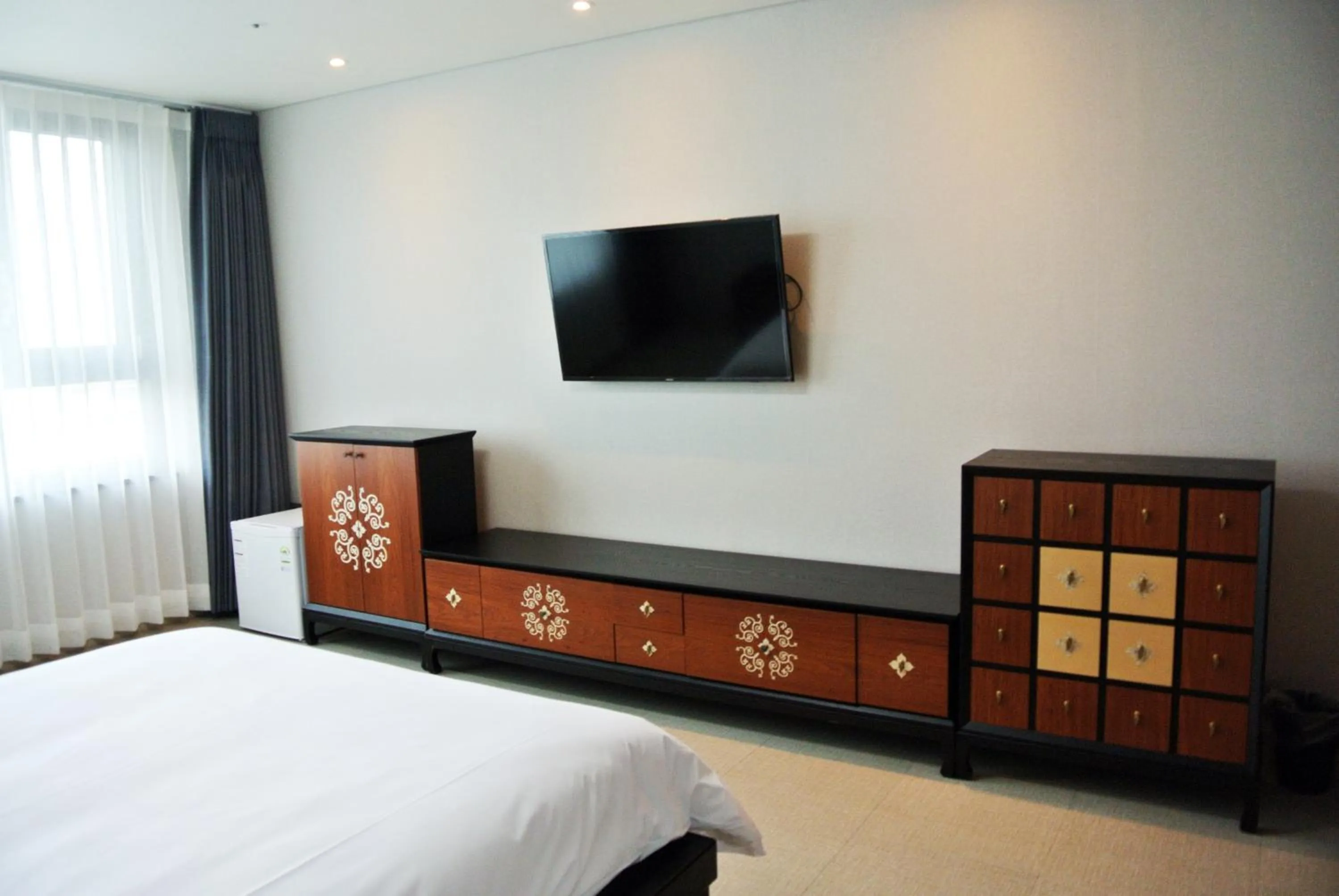TV and multimedia, Bed in Jeju Noblesse Hotel
