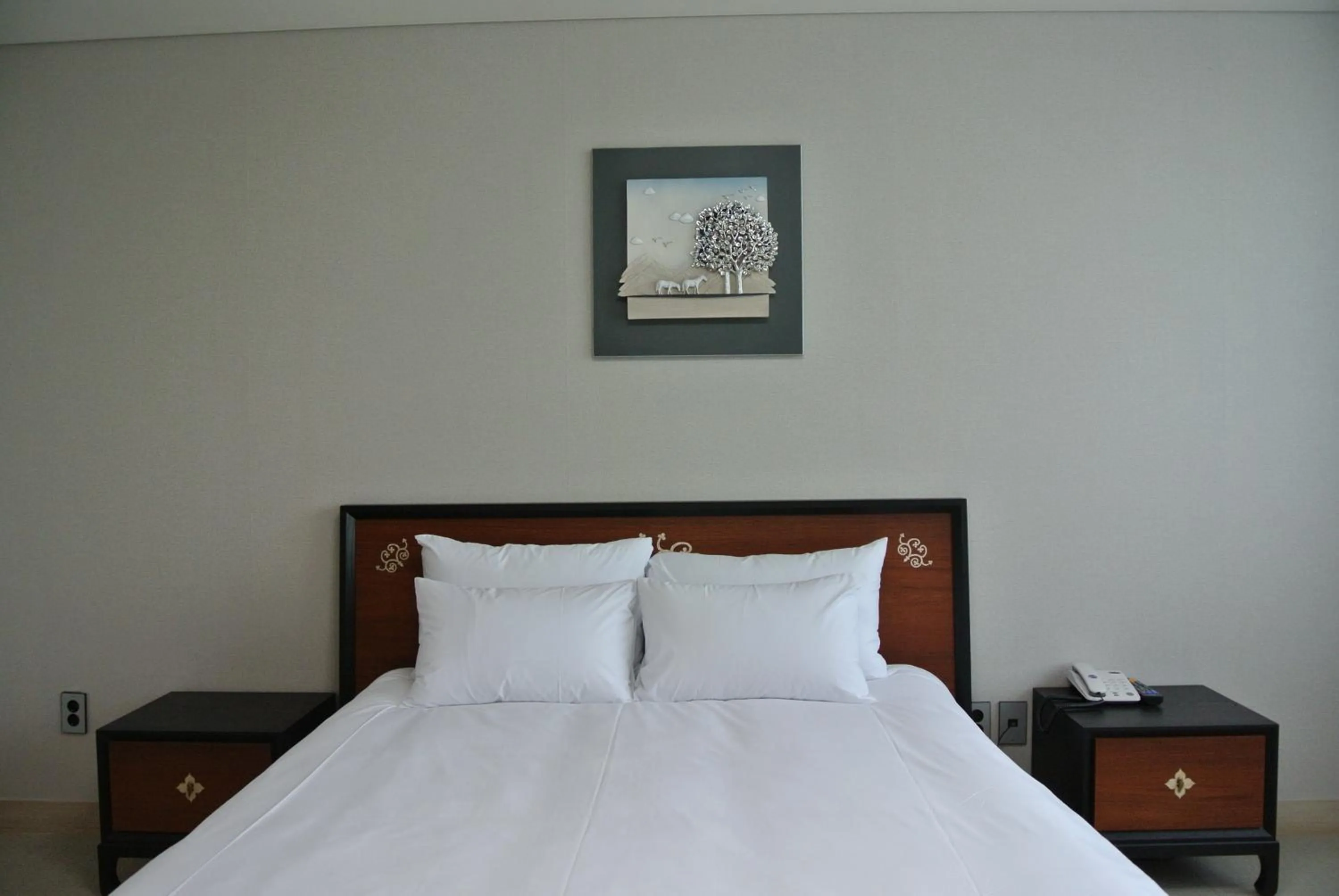 Bedroom, Bed in Jeju Noblesse Hotel