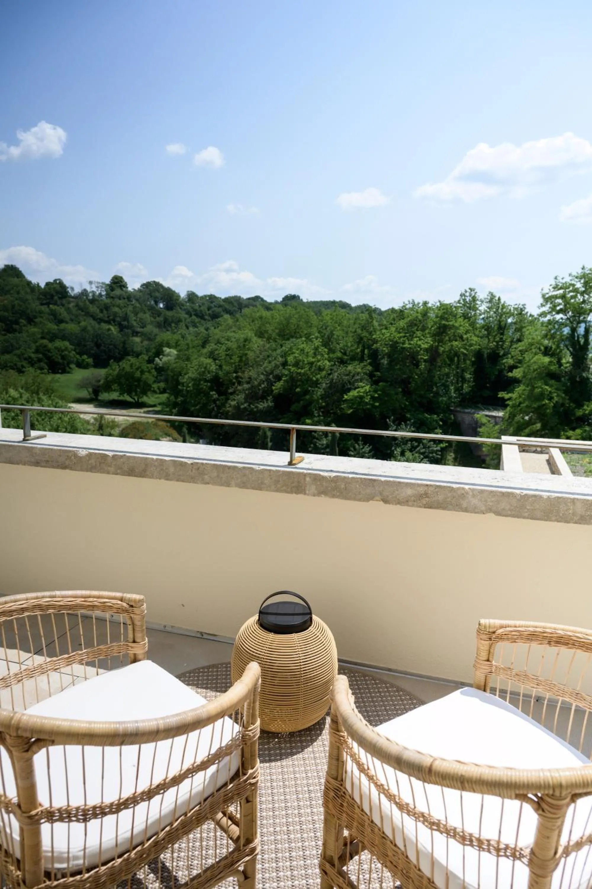 Patio in Le Couvent des Minimes, un Hôtel & Spa L'Occitane en Provence