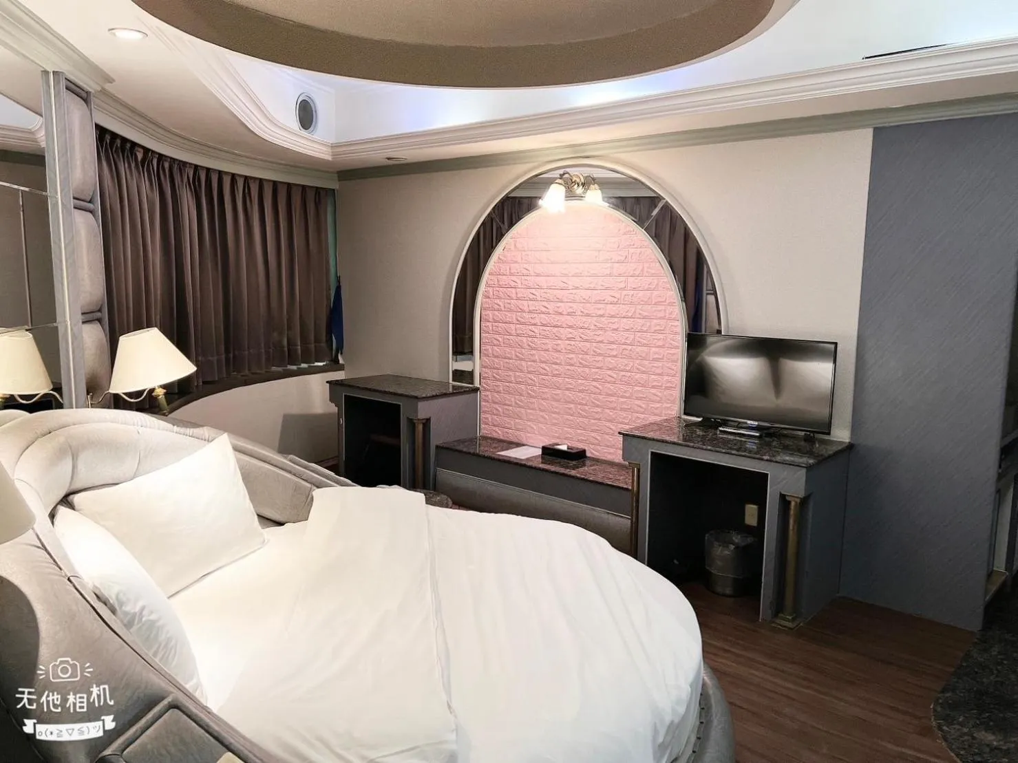 Bedroom, Bed in Blue Sky Hotel