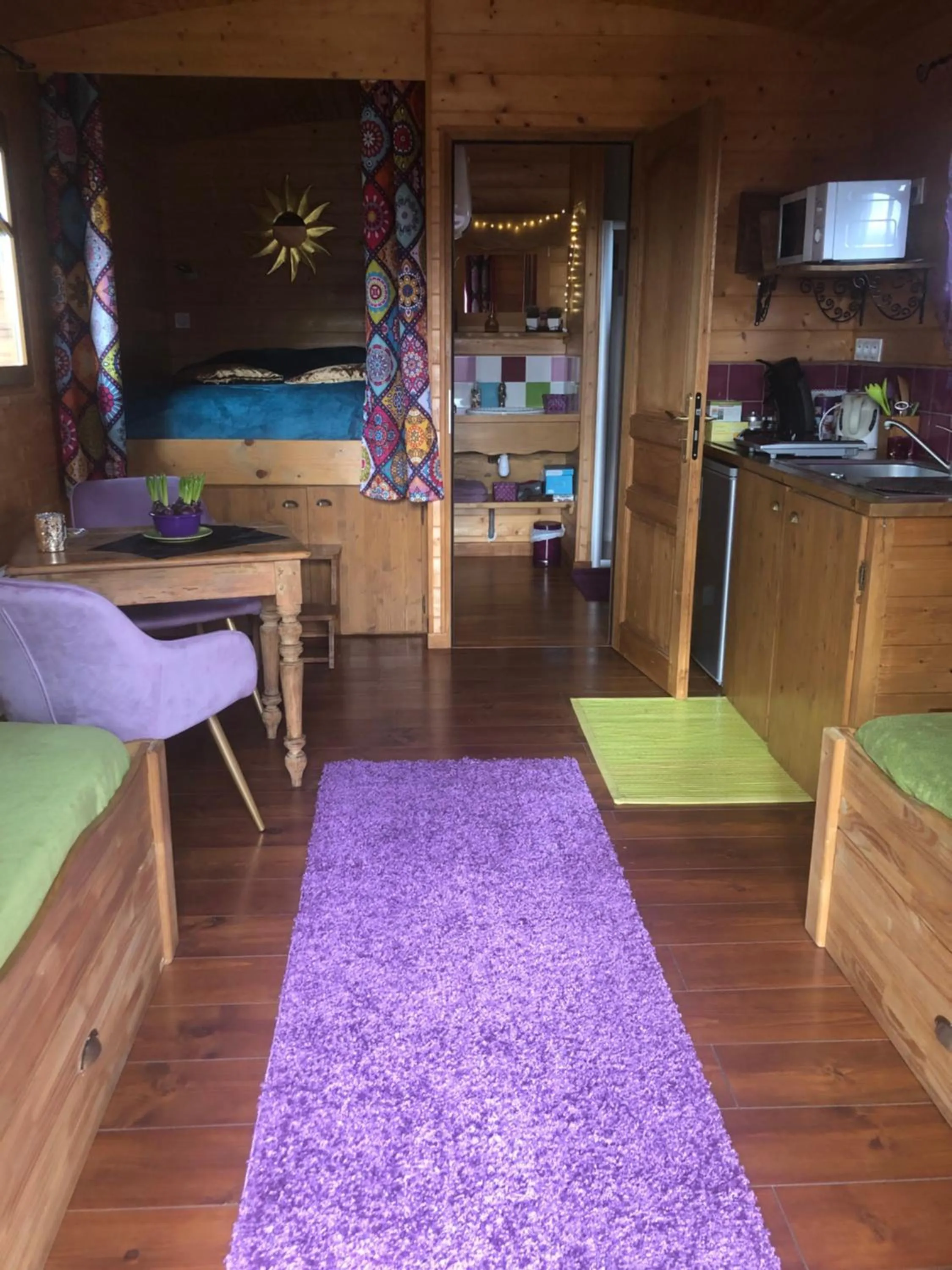 Photo of the whole room, Bed in Rosalie